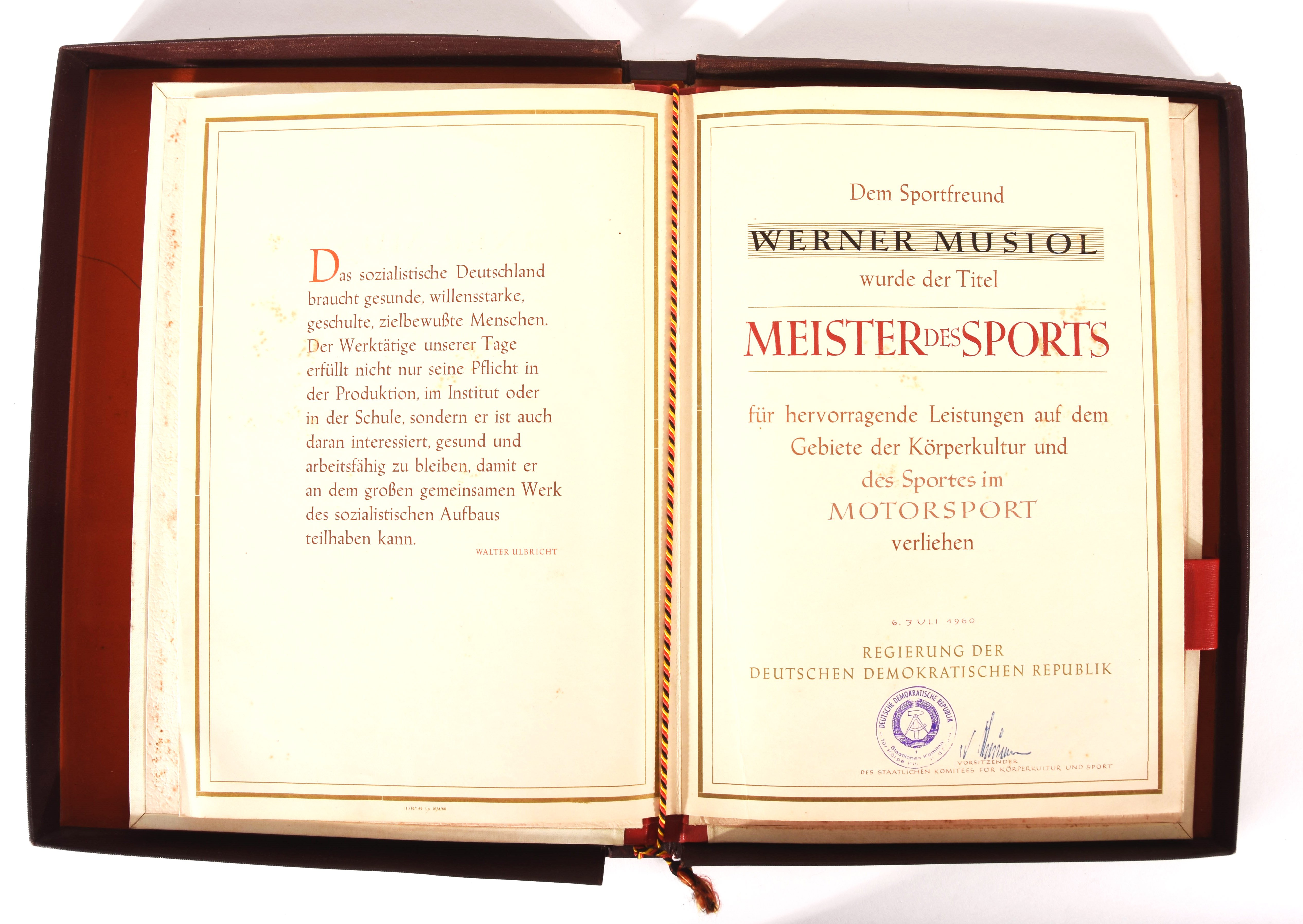 Urkundenmappe "Meister des Sports" (Stadt- und Technikmuseum Ludwigsfelde CC BY-NC-SA)