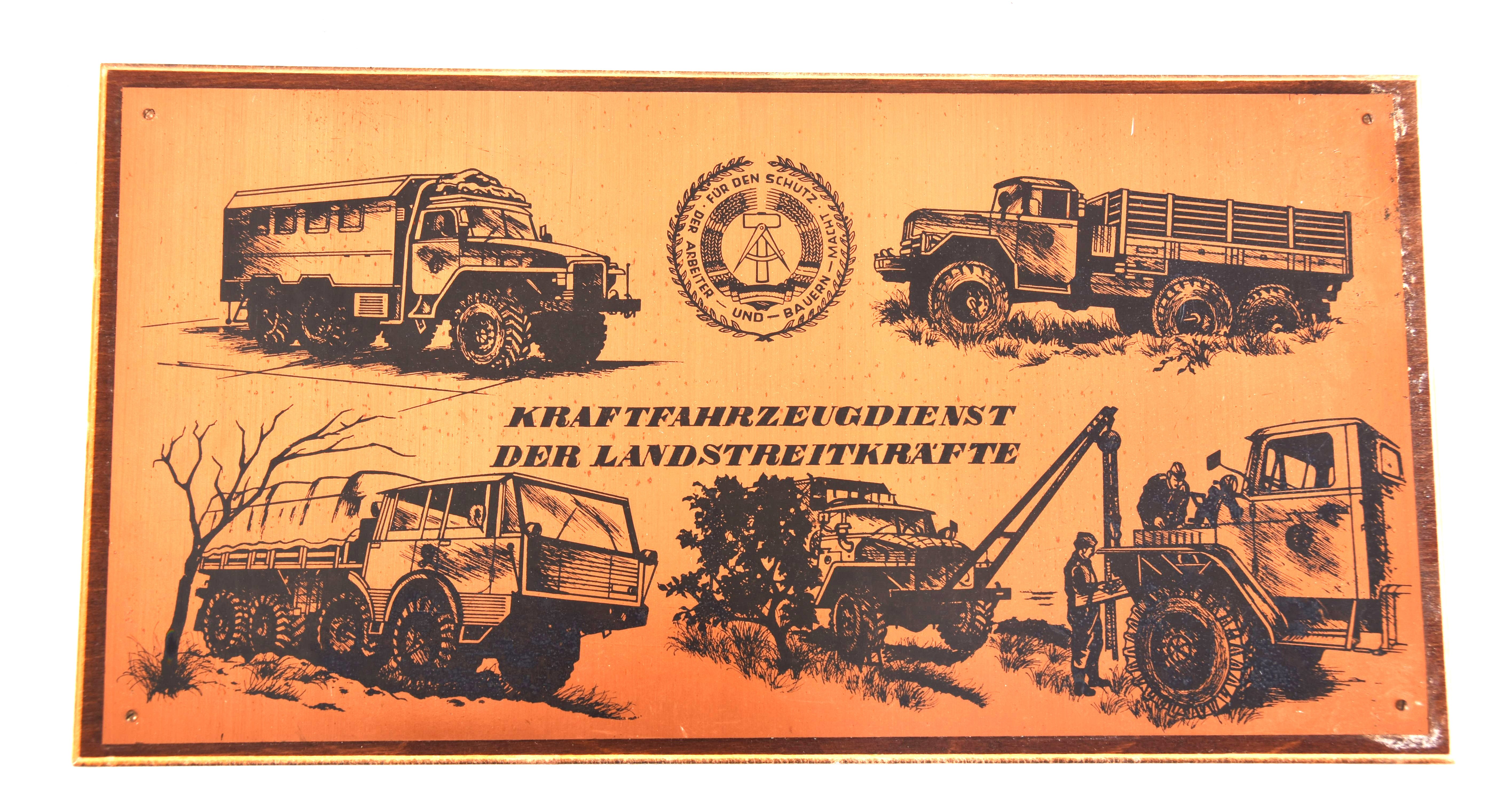 Schild "Kraftfahrzeugdienst der Landstreitkräfte" (Stadt- und Technikmuseum Ludwigsfelde CC BY-NC-SA)