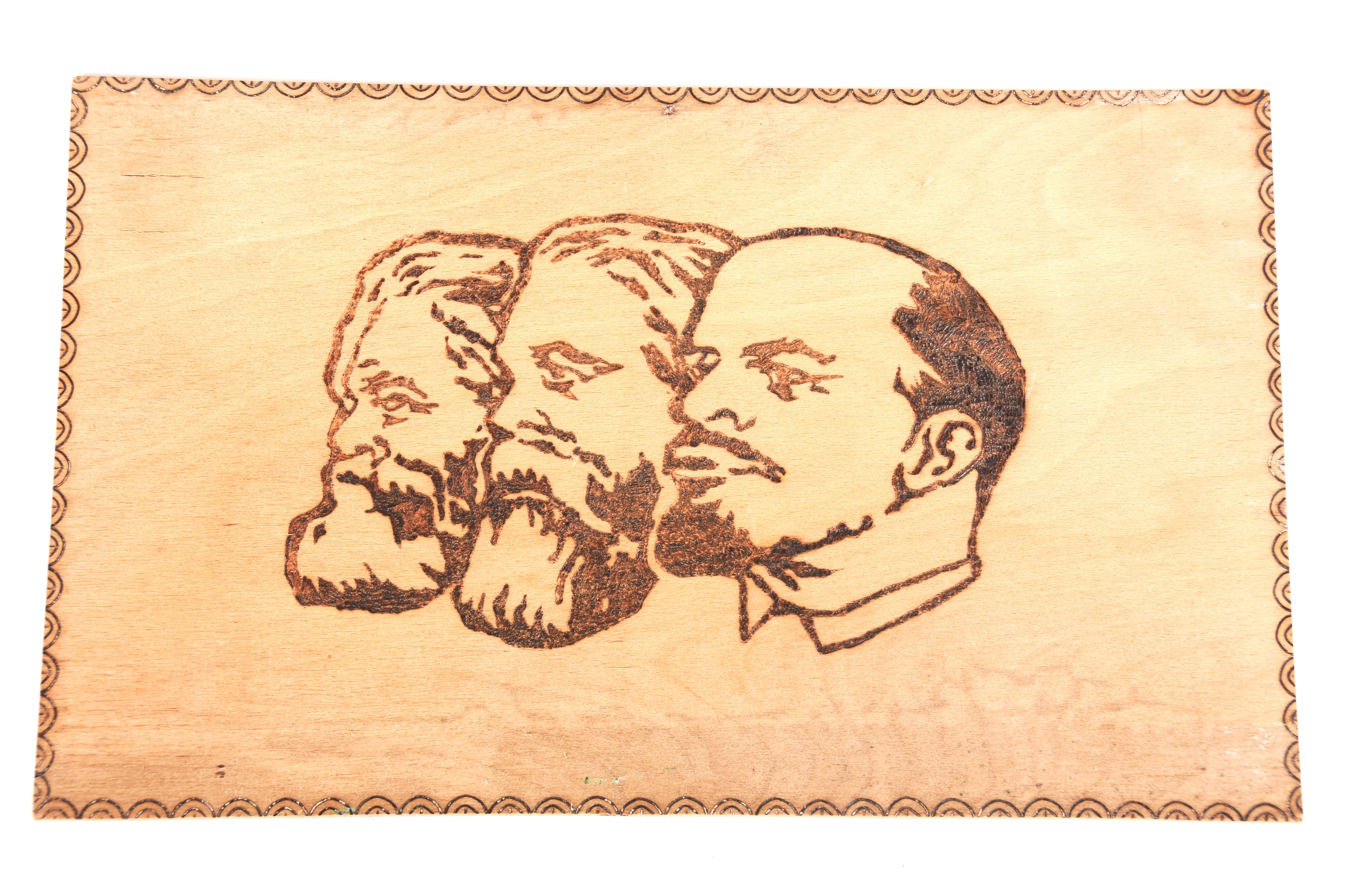 Holzschild "Marx-Engels-Lenin" (Stadt- und Technikmuseum Ludwigsfelde CC BY-NC-SA)