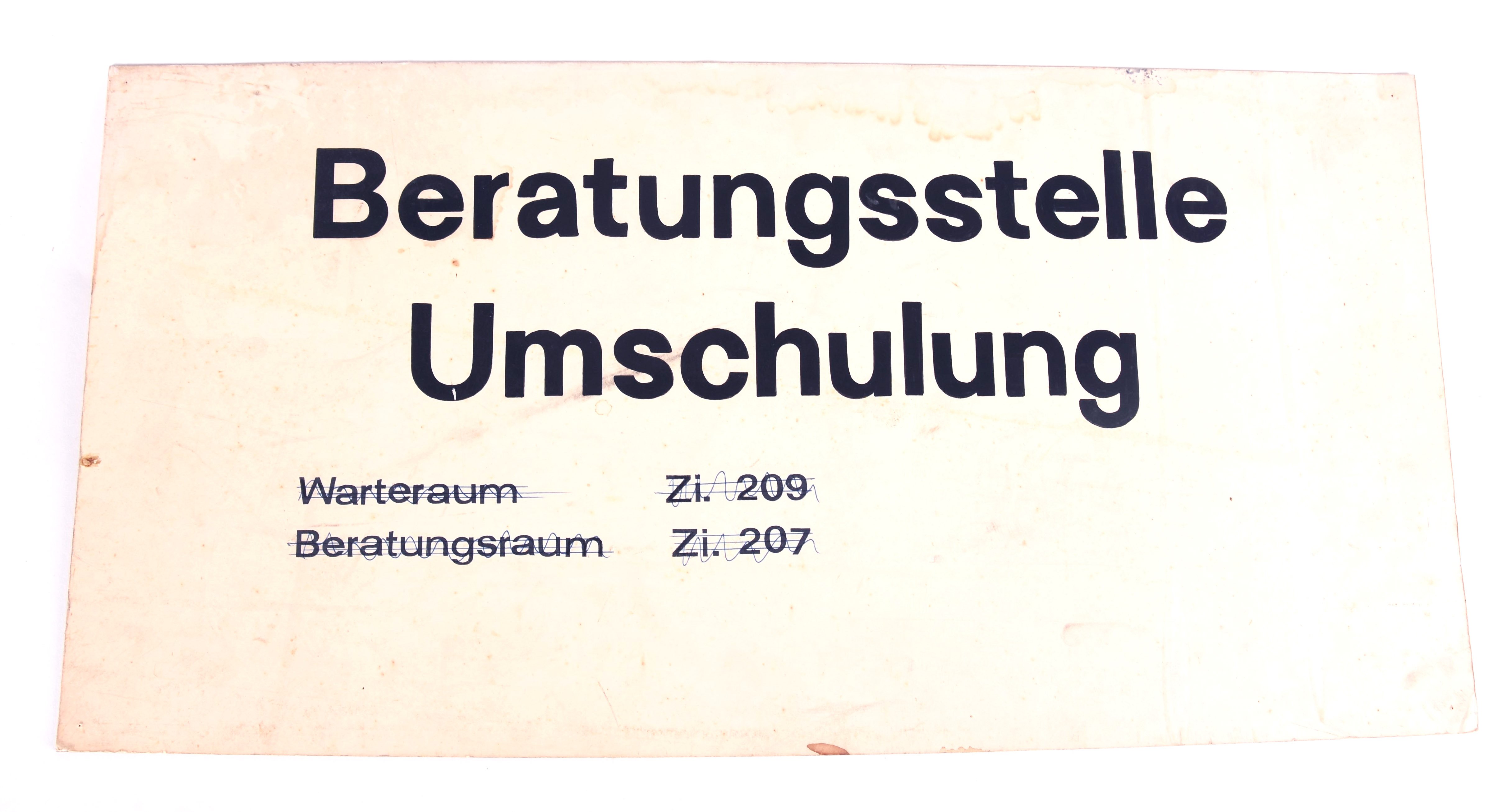 Pappschild "Beratungsstelle Umschulung" (Stadt- und Technikmuseum Ludwigsfelde CC BY-NC-SA)