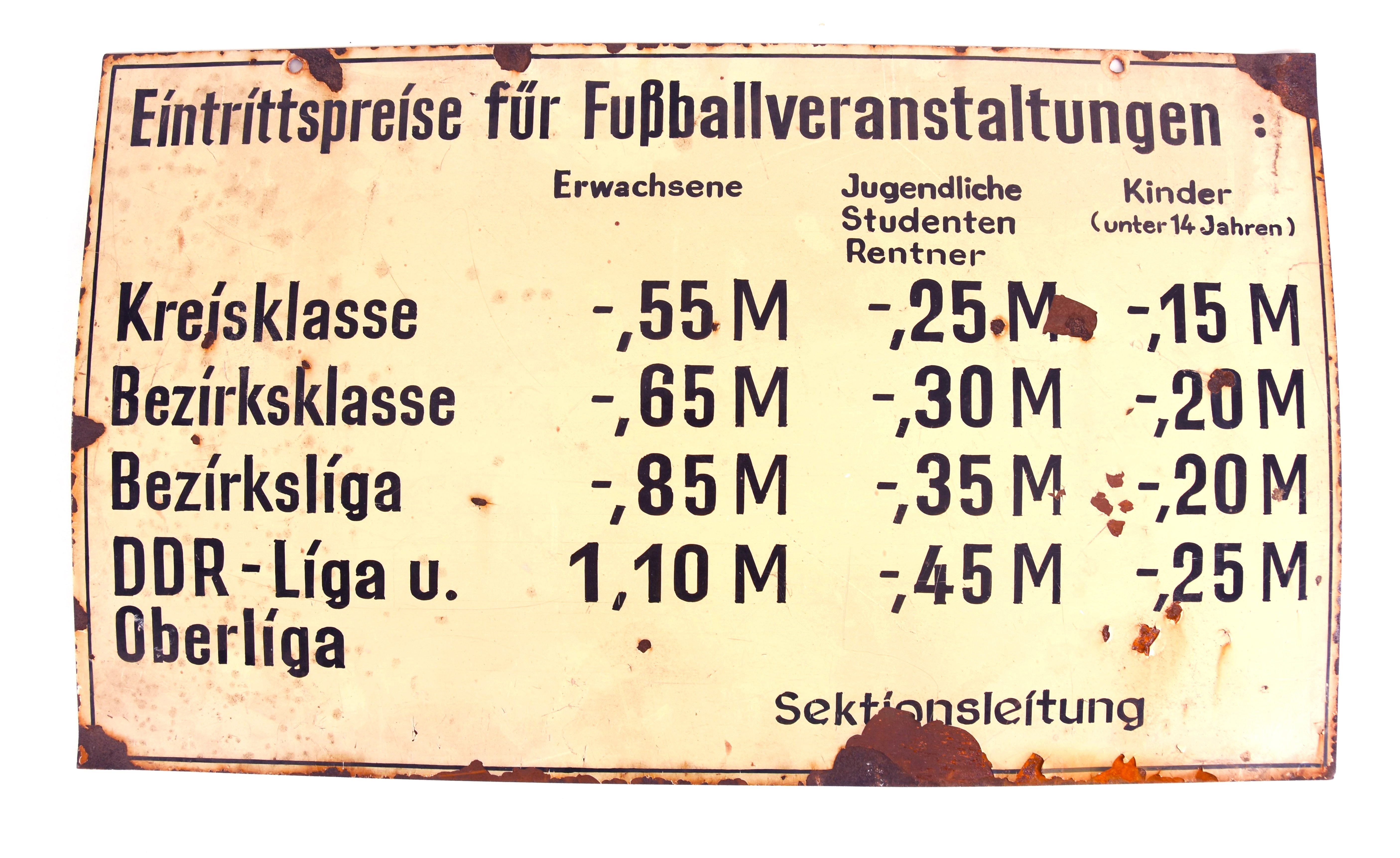 Hinweisschild "Eintrittspreise für Fußballveranstaltungen" (Stadt- und Technikmuseum Ludwigsfelde CC BY-NC-SA)