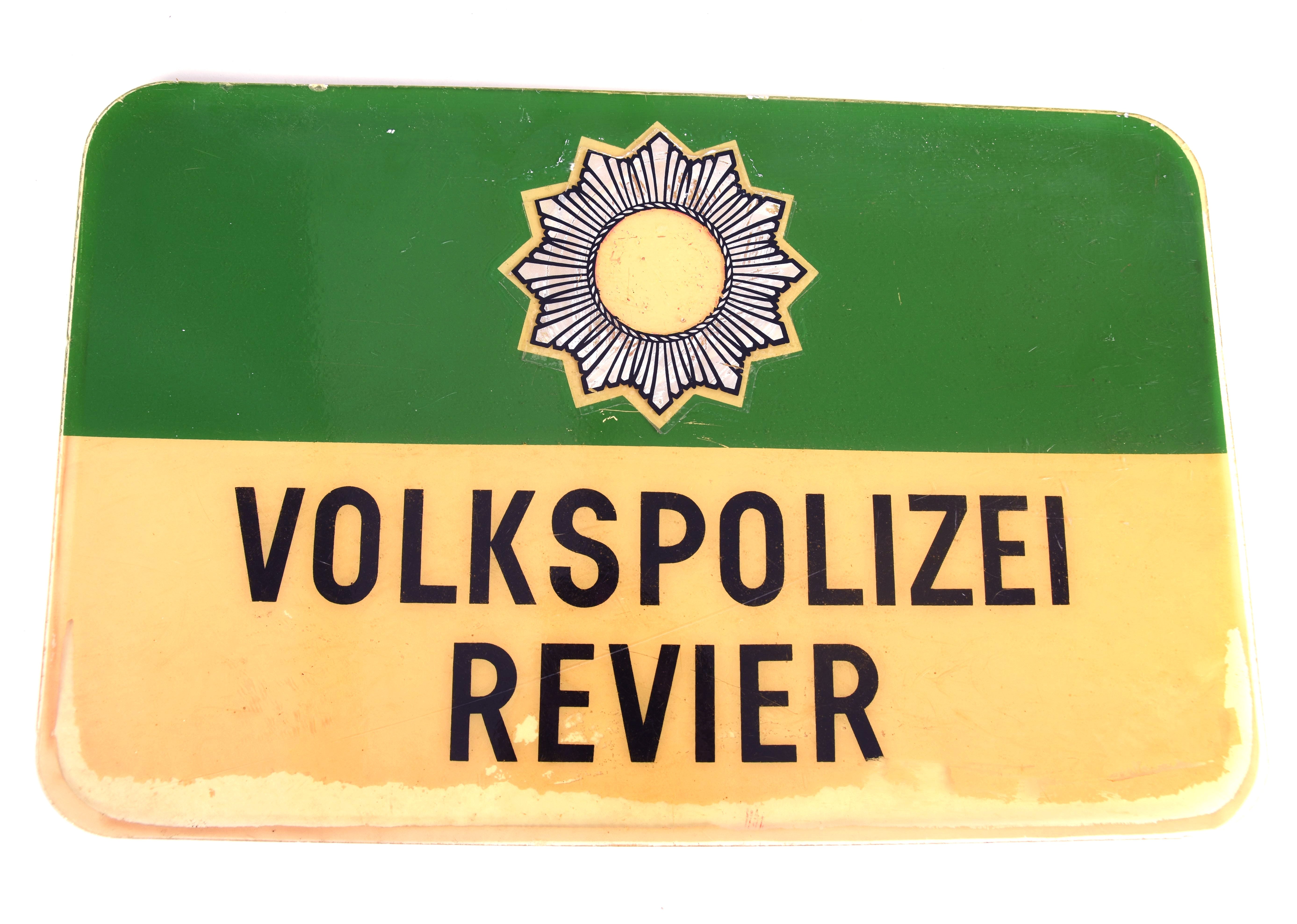 Schild "Volkspolizei Revier" (Stadt- und Technikmuseum Ludwigsfelde CC BY-NC-SA)