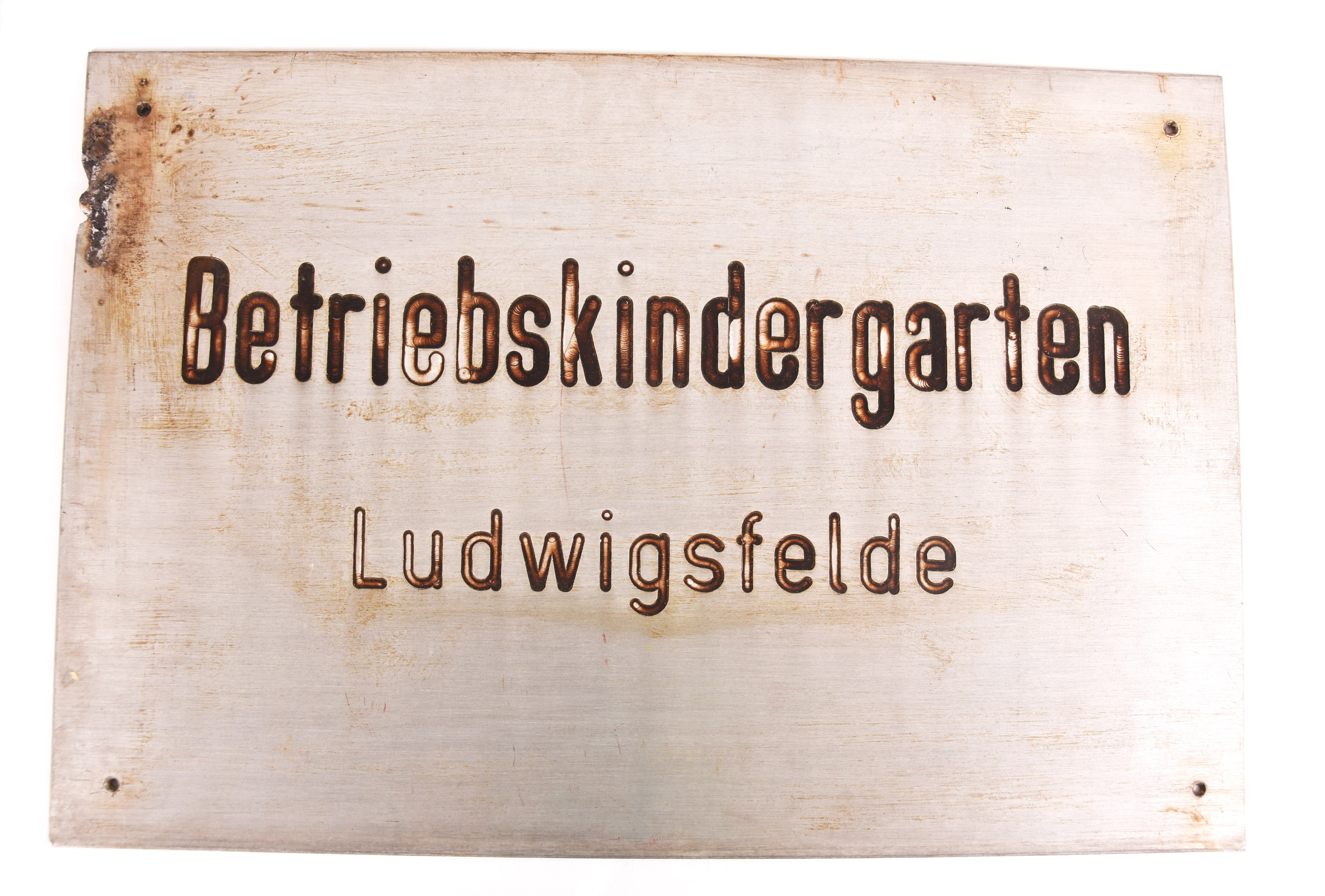 Hinweisschild "Betriebskindergarten Ludwigsfelde" (Stadt- und Technikmuseum Ludwigsfelde CC BY-NC-SA)