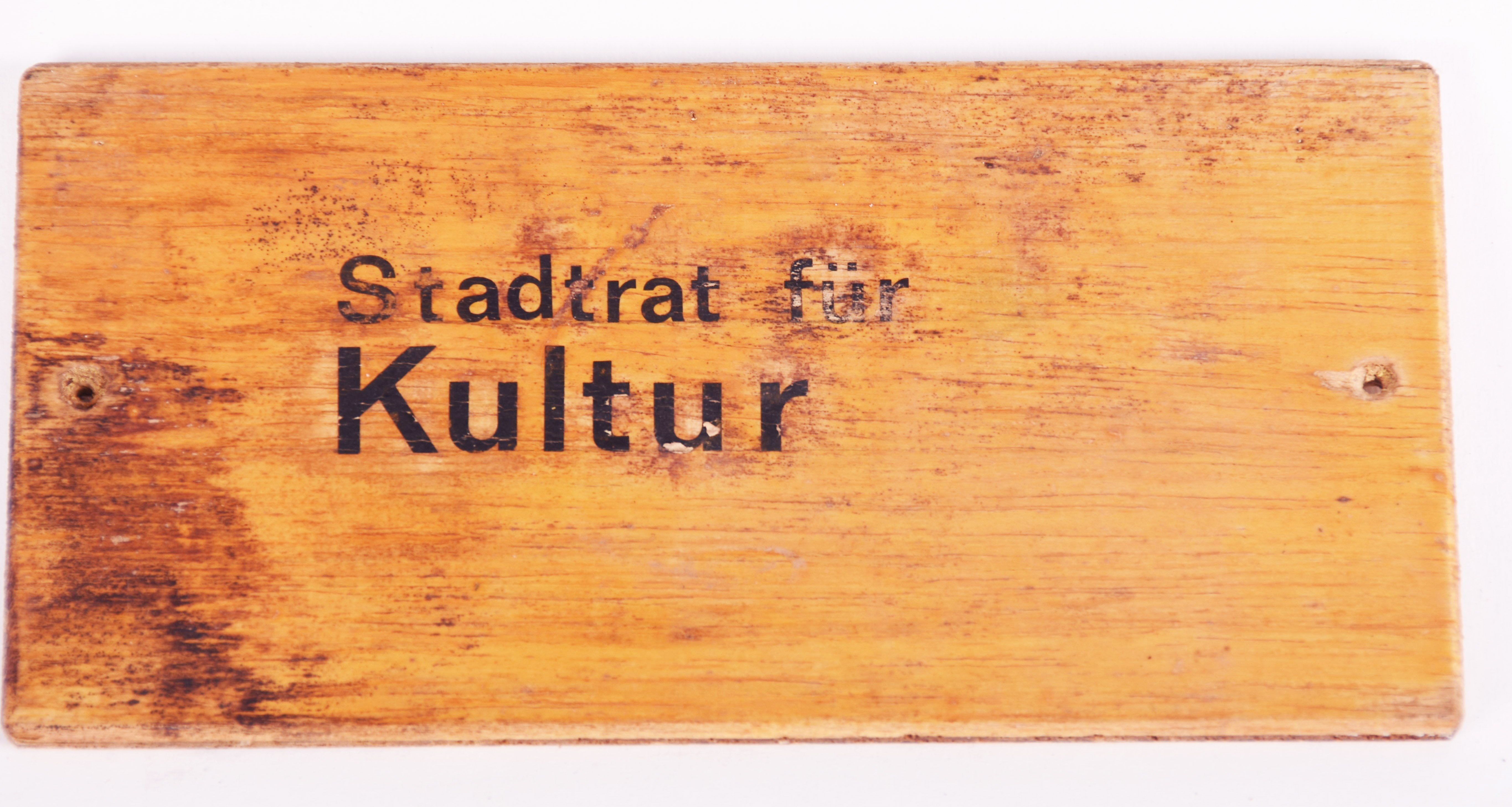 Holzschild "Stadtrat für Kultur" (Stadt- und Technikmuseum Ludwigsfelde CC BY-NC-SA)
