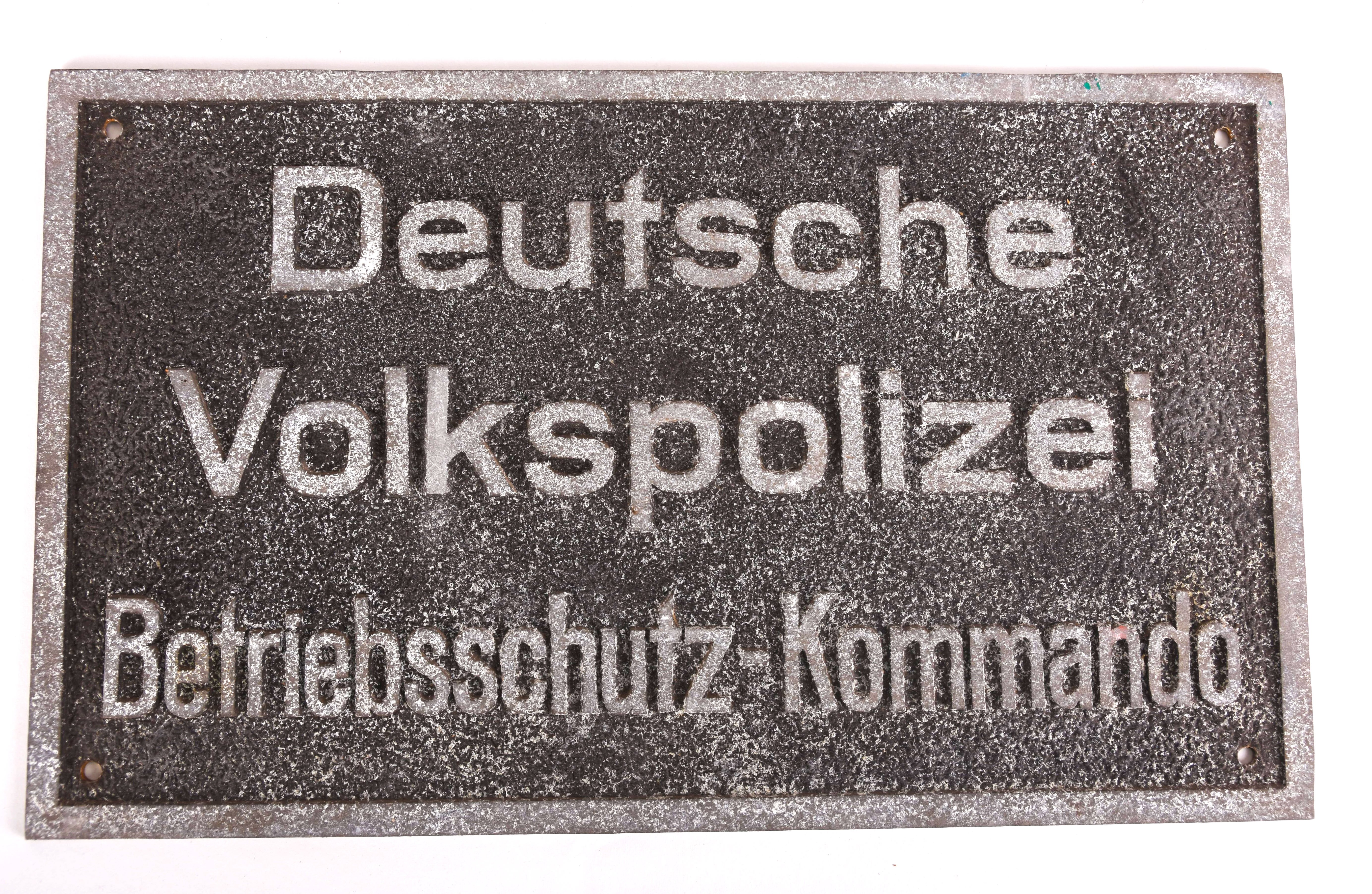 Metallschild "Deutsche Volkspolizei Betriebsschutz-Kommando" (Stadt- und Technikmuseum Ludwigsfelde CC BY-NC-SA)