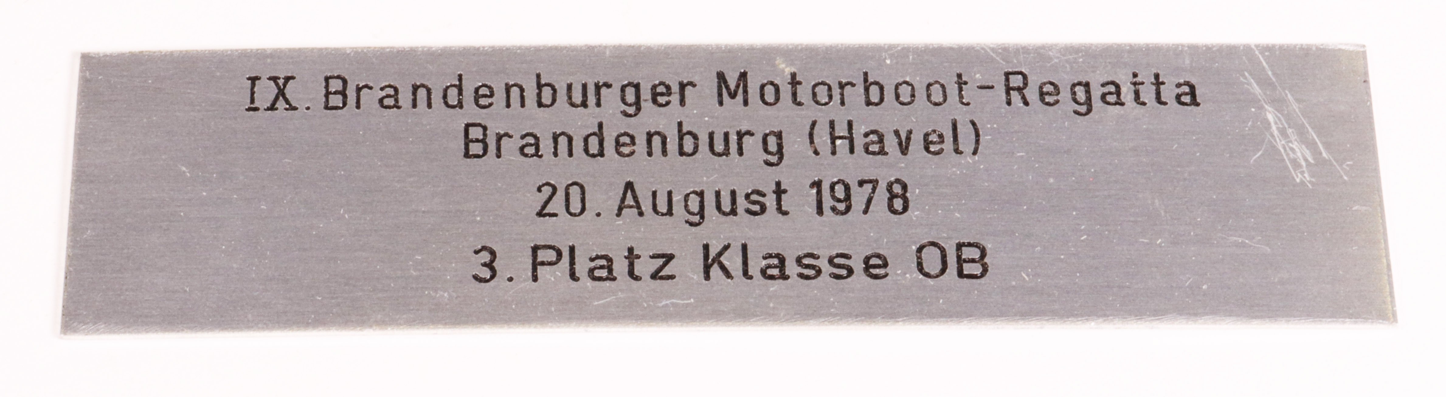 Pokalschild der 9. Brandenburger Motorbootregatta Brandenburg (Havel) 1978 (Museum für Stadt und Technik Ludwigsfelde CC BY-NC-SA)