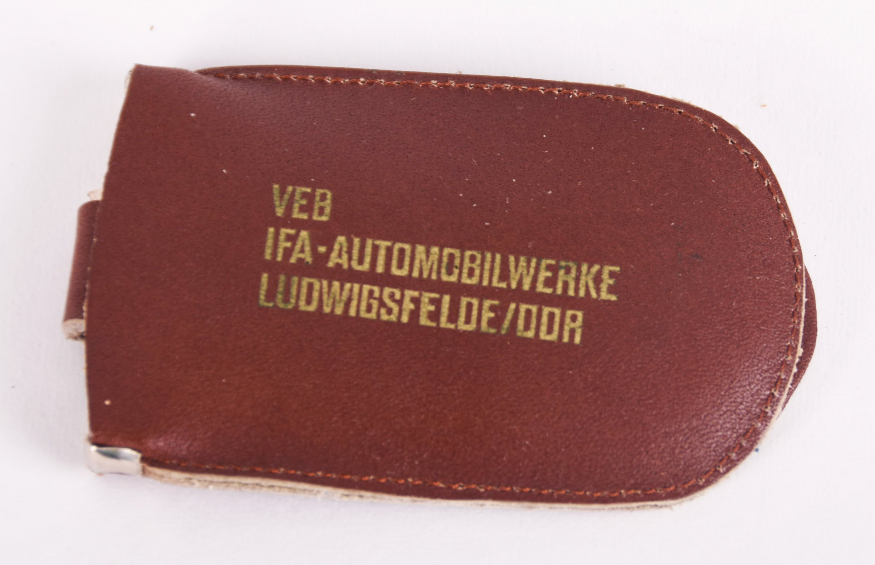 Schlüsseltasche "VEB IFA Kombinat NKW Ludwigsfelde" (braun) (Museum für Stadt und Technik Ludwigsfelde CC BY-NC-SA)