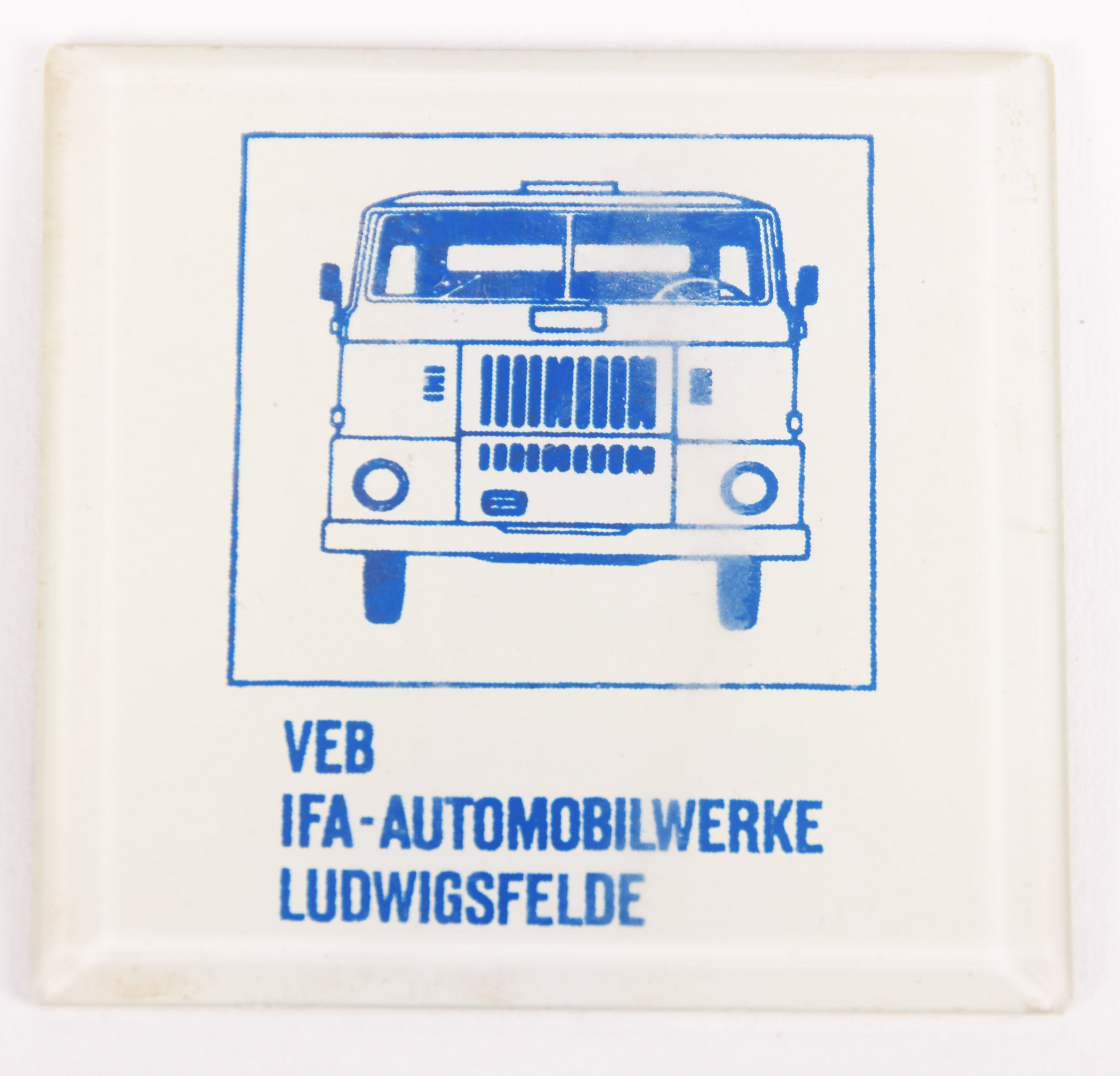 Schild "IFA-Automobilwerke Ludwigsfelde" (Museum für Stadt und Technik Ludwigsfelde CC BY-NC-SA)