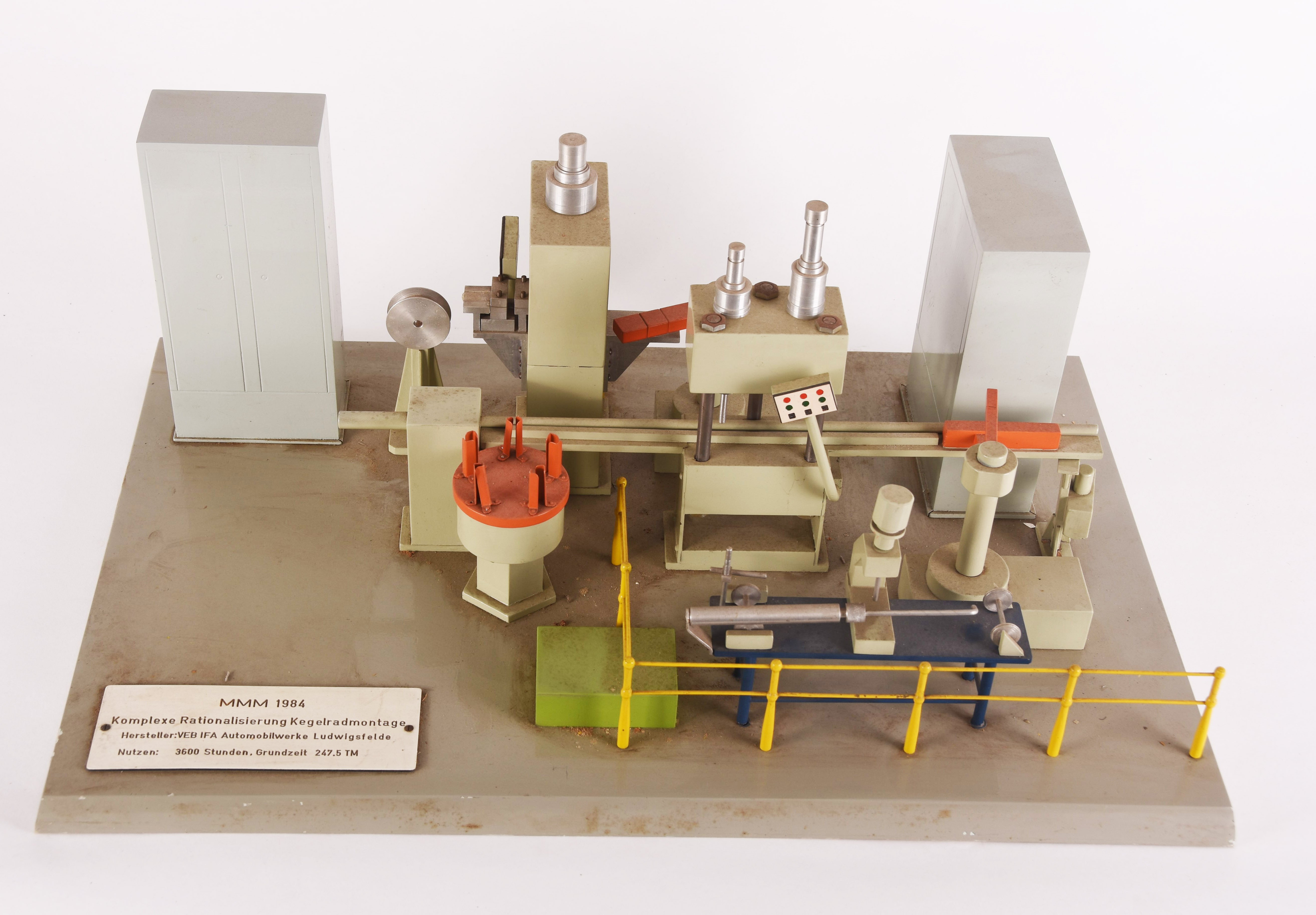 Modell "Komplexe Rationalisierung Kegelradmontage" (Museum für Stadt und Technik Ludwigsfelde CC BY-NC-SA)