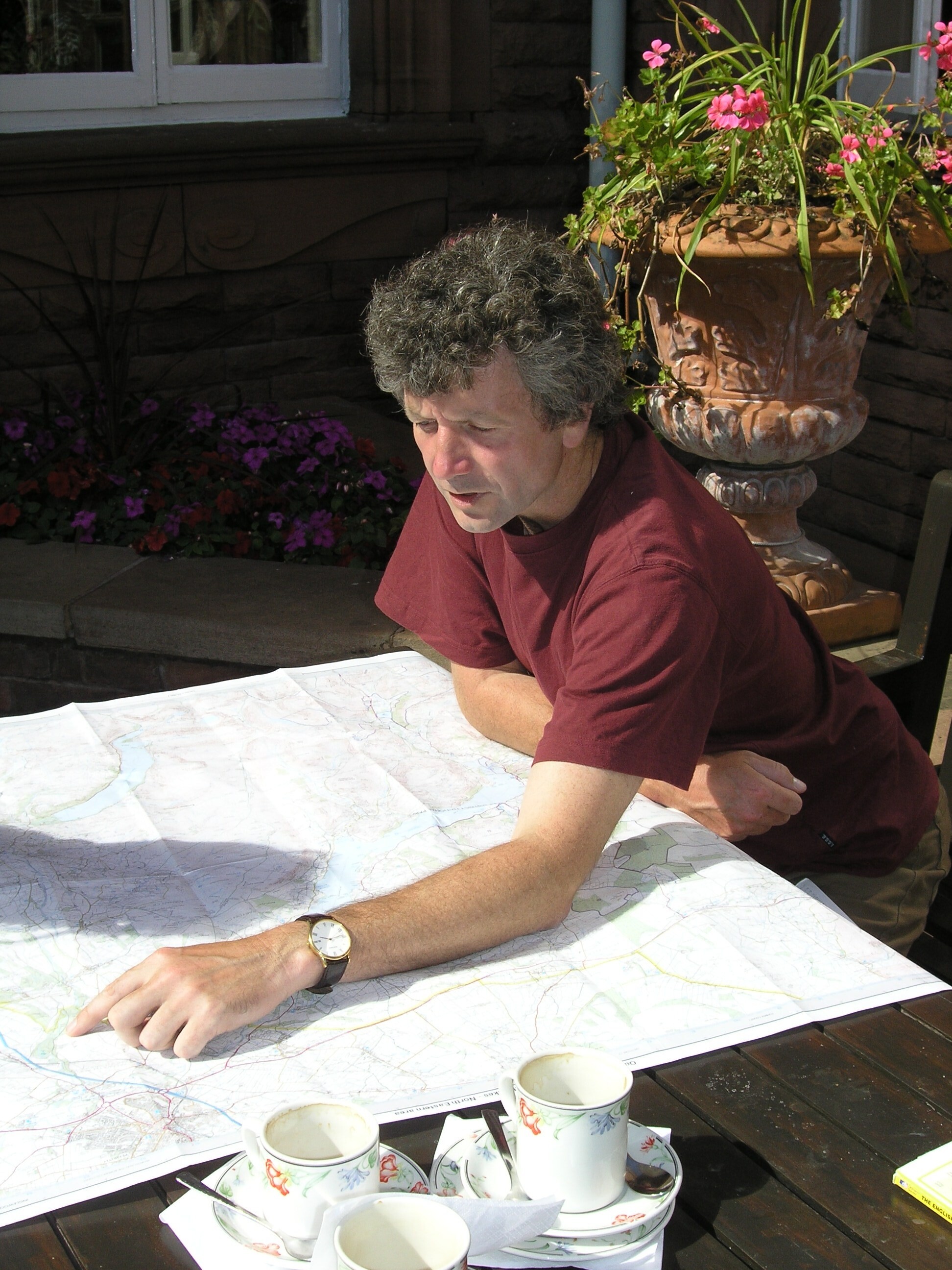 Steve Hewitt über eine Landkarte gebeugt (SDEI, Müncheberg. CC BY-NC-SA)
