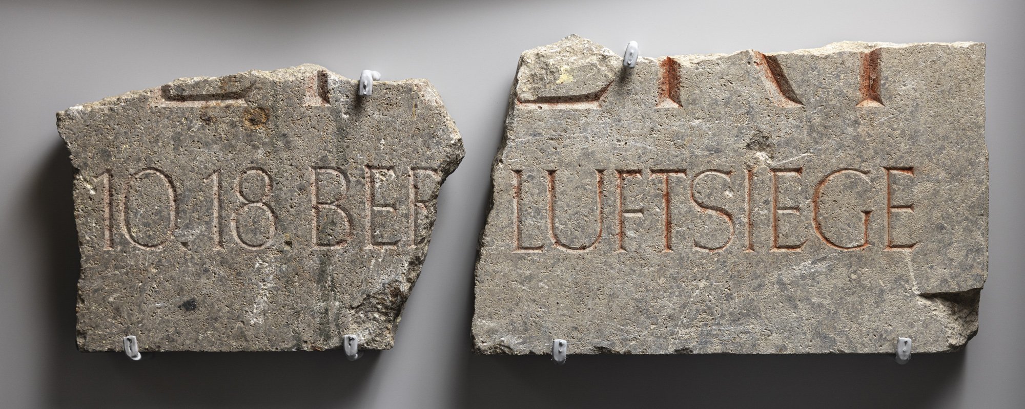 Bruchstück einer Steintafel mit Inschrift, Fliegerkaserne (Museum Neuruppin CC BY-NC-SA)