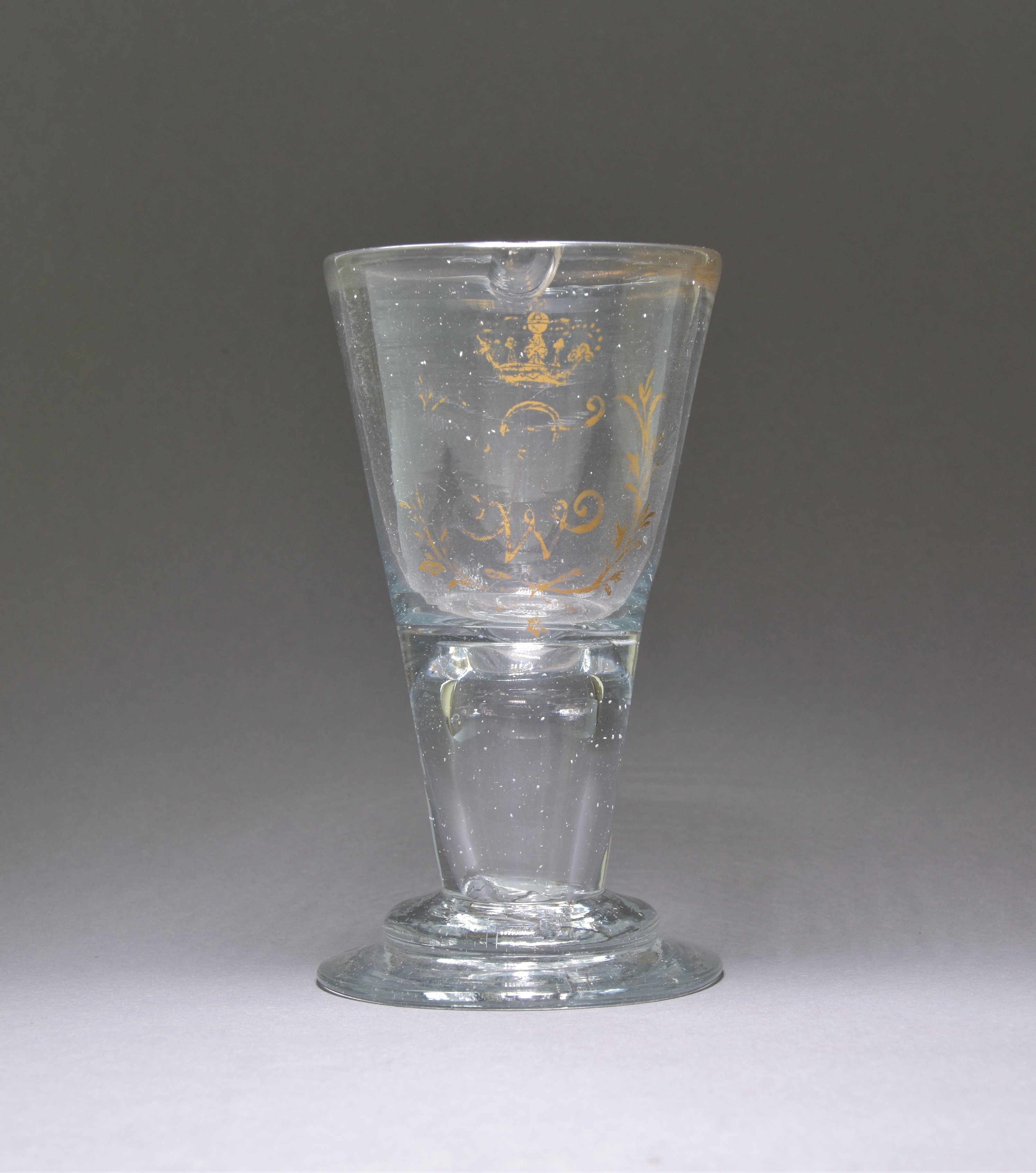 Branntweinglas "Wachtmeister" mit Monogramm FWR (Museum Neuruppin CC BY-NC-SA)