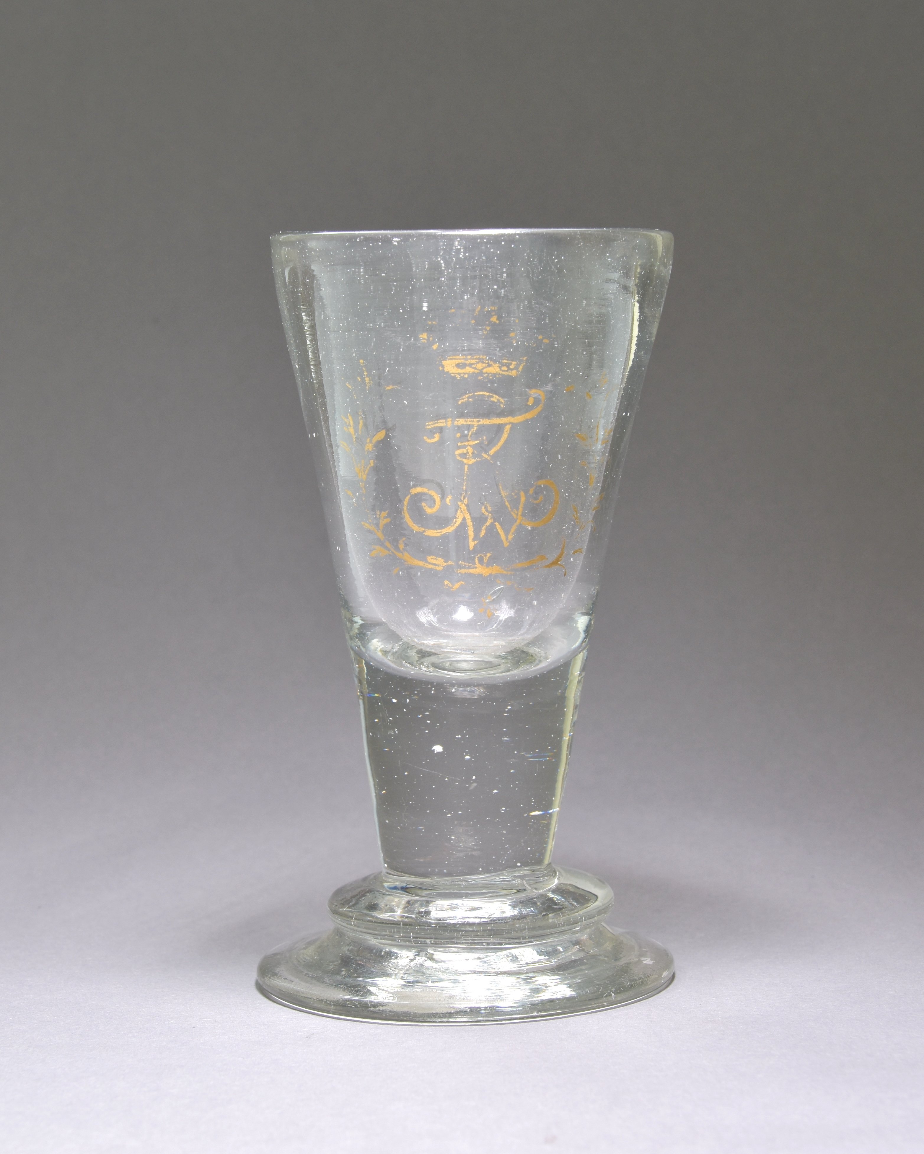 Branntweinglas "Wachtmeister" mit gemaltem Monogramm FWR (Museum Neuruppin CC BY-NC-SA)