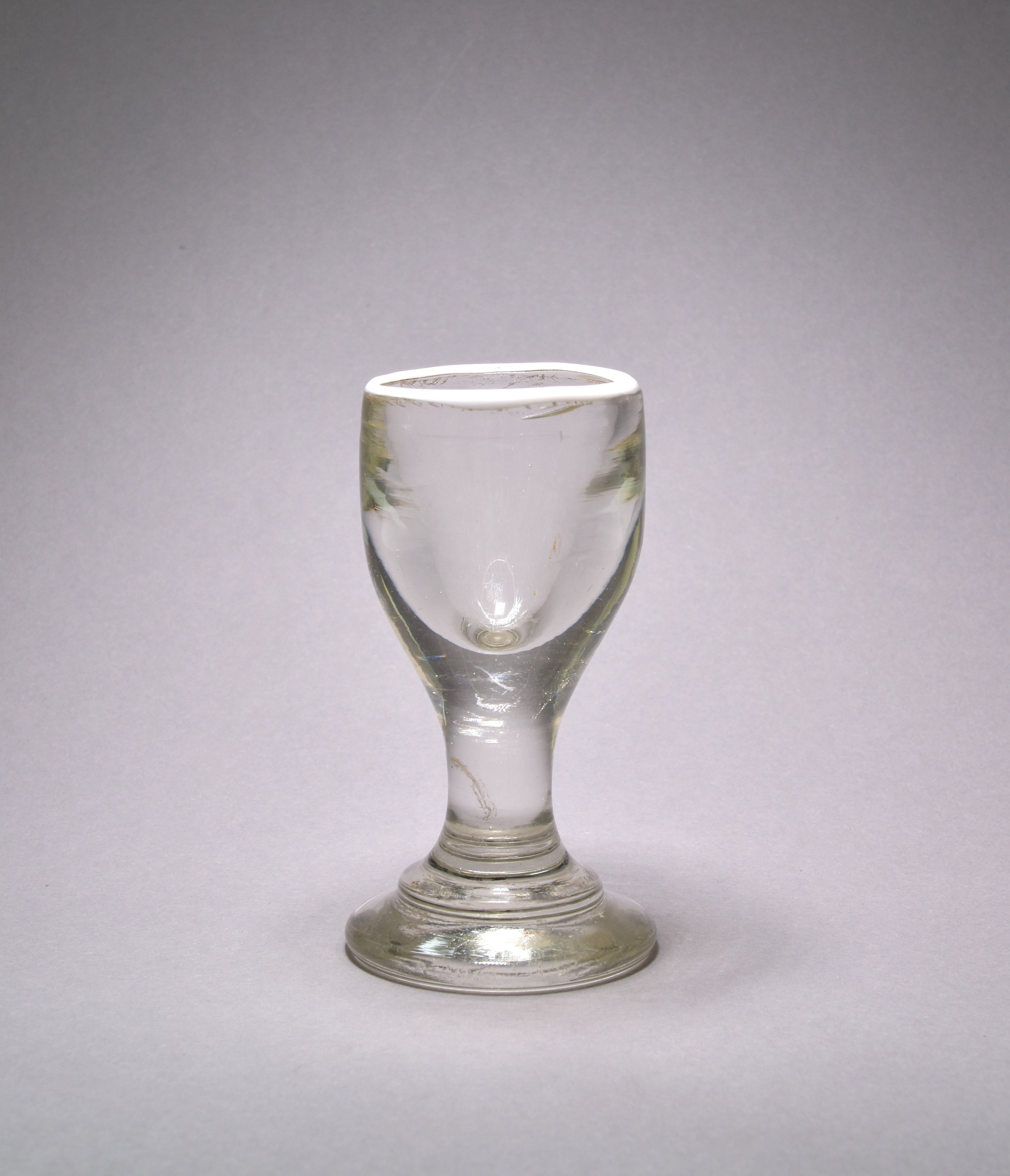 Schnapsglas mit weißem Rand (Museum Neuruppin CC BY-NC-SA)
