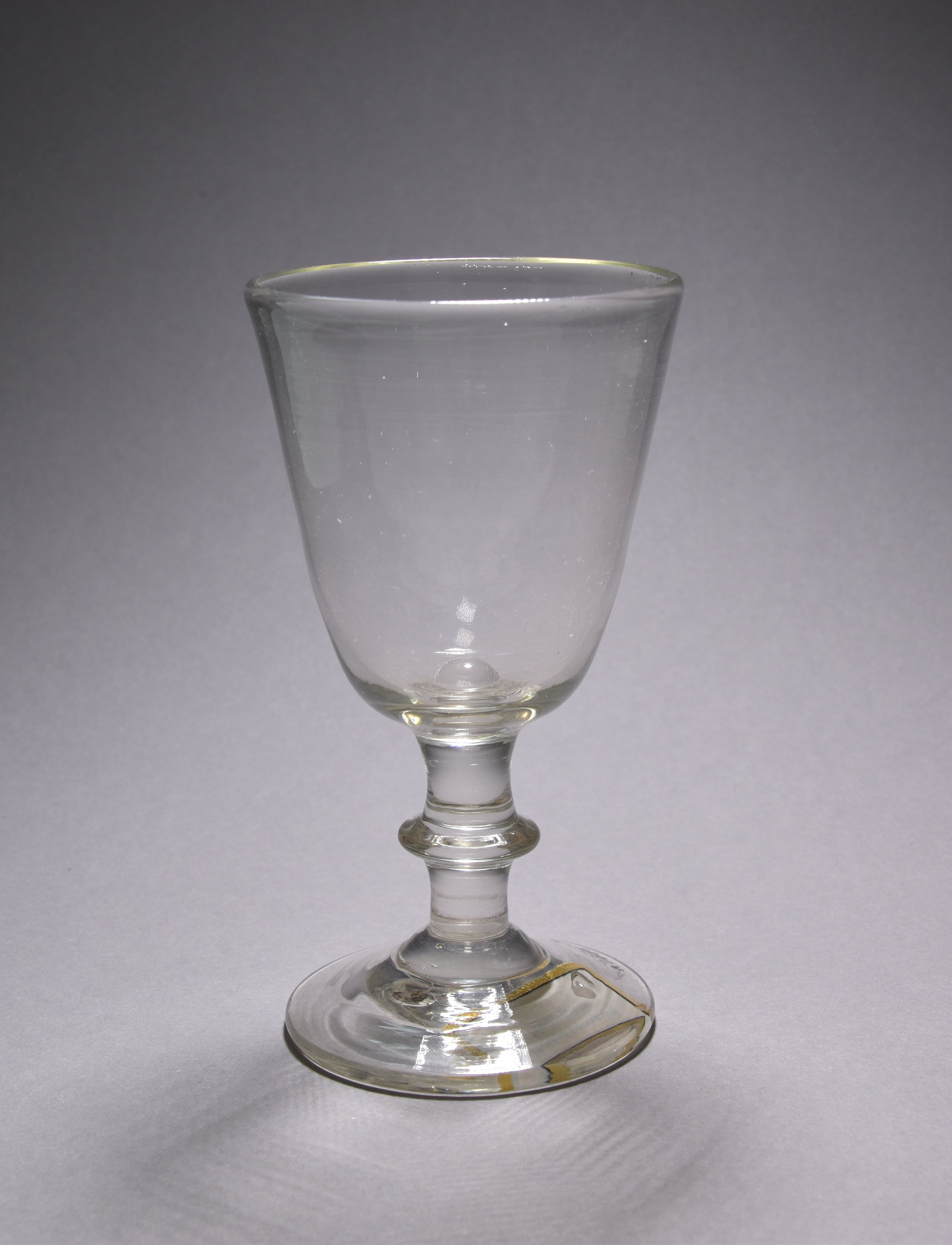 Weinglas mit Schaft (Museum Neuruppin CC BY-NC-SA)