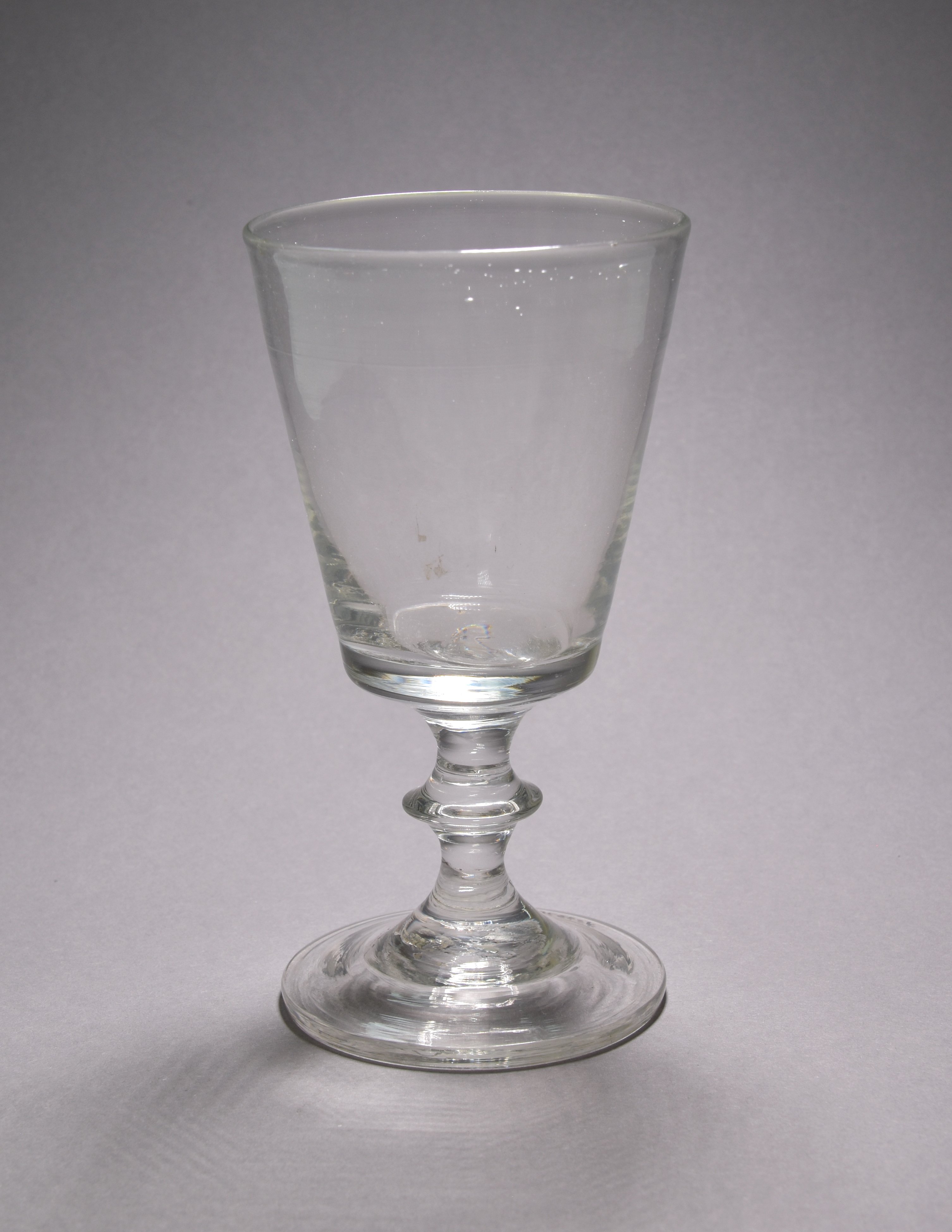 Schlichtes, maschinell hergestelltes Weinglas (Museum Neuruppin CC BY-NC-SA)
