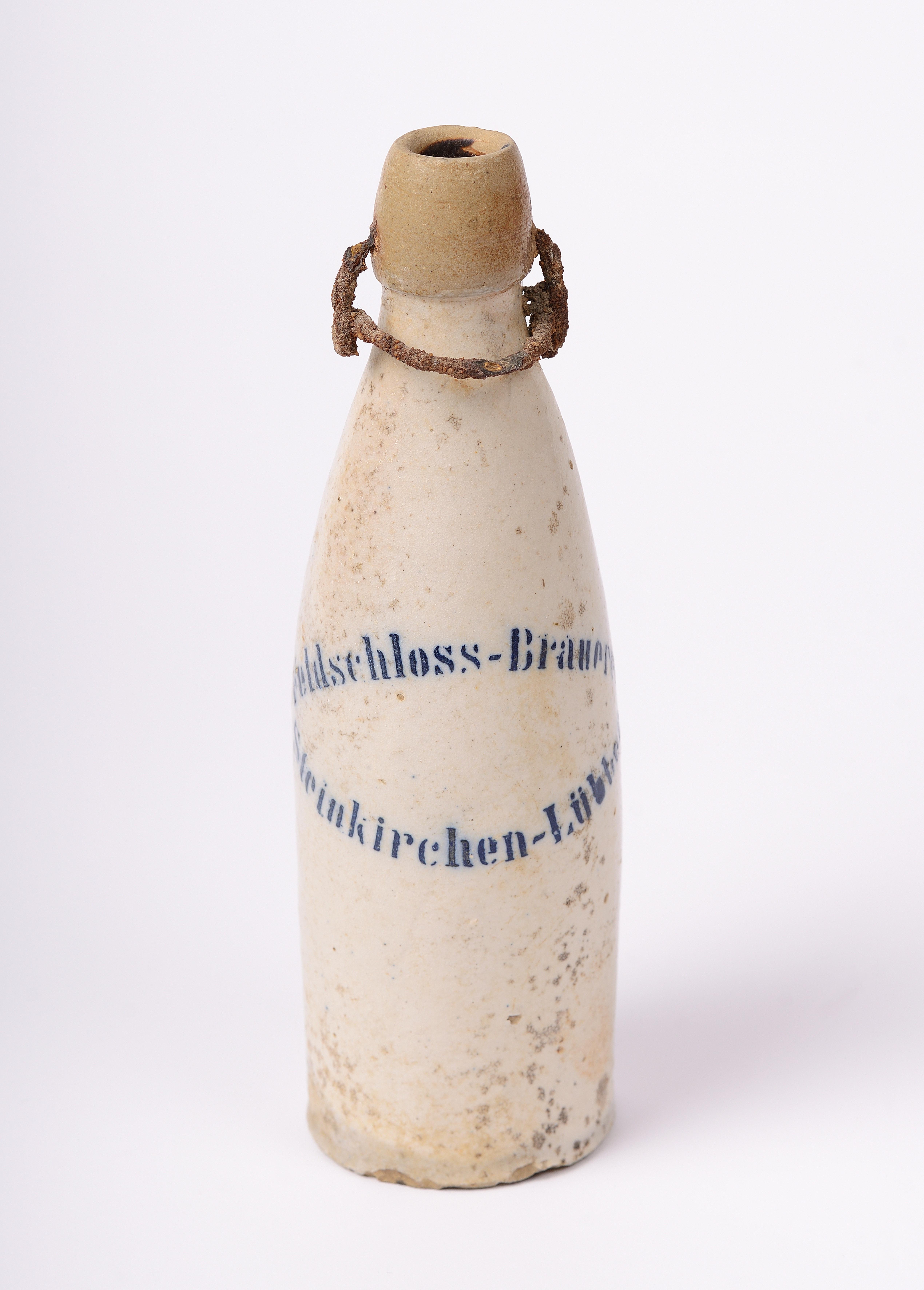 Tönerne Bierflasche der Feldschloss-Brauerei in Steinkirchen-Lübben, um 1910 (Museumsverbund Landkreis Dahme-Spreewald CC BY-NC-SA)