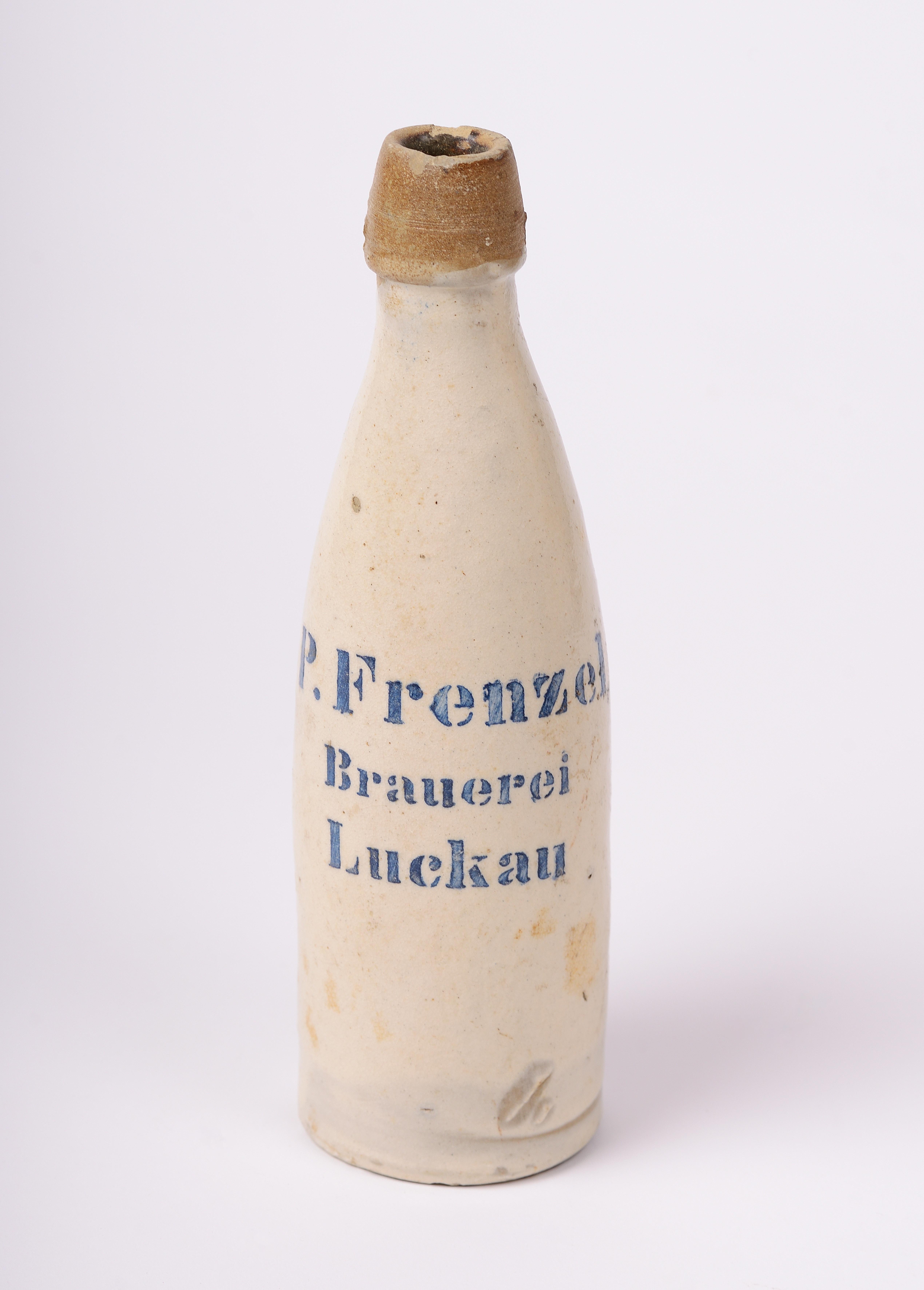Tönerne Bierflasche der P. Frenzel Brauerei in Luckau, um 1912 (Museumsverbund Landkreis Dahme-Spreewald CC BY-NC-SA)