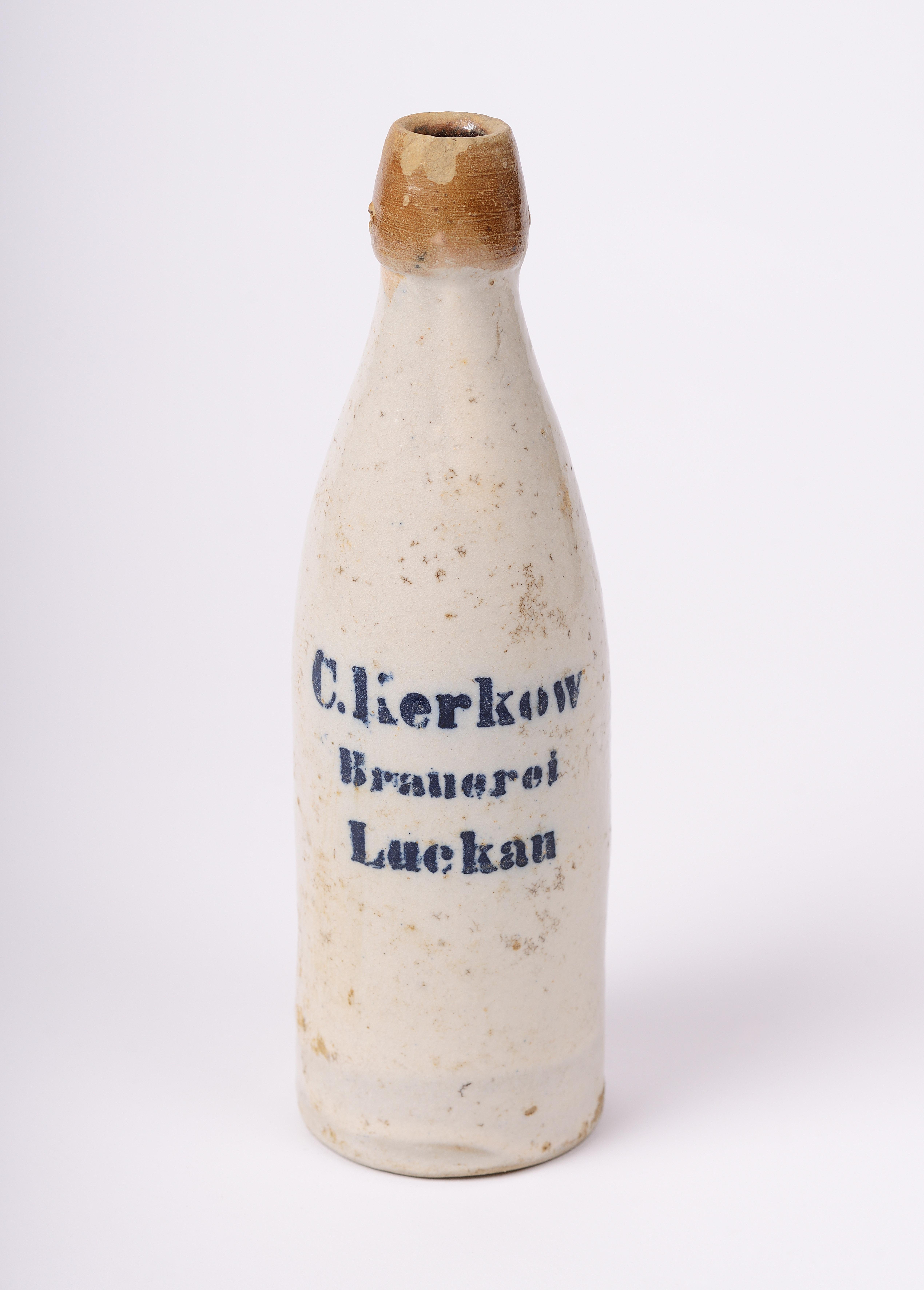 Tönerne Bierflasche der C. Kerkow Brauerei in Luckau, um 1908 (Museumsverbund Landkreis Dahme-Spreewald CC BY-NC-SA)