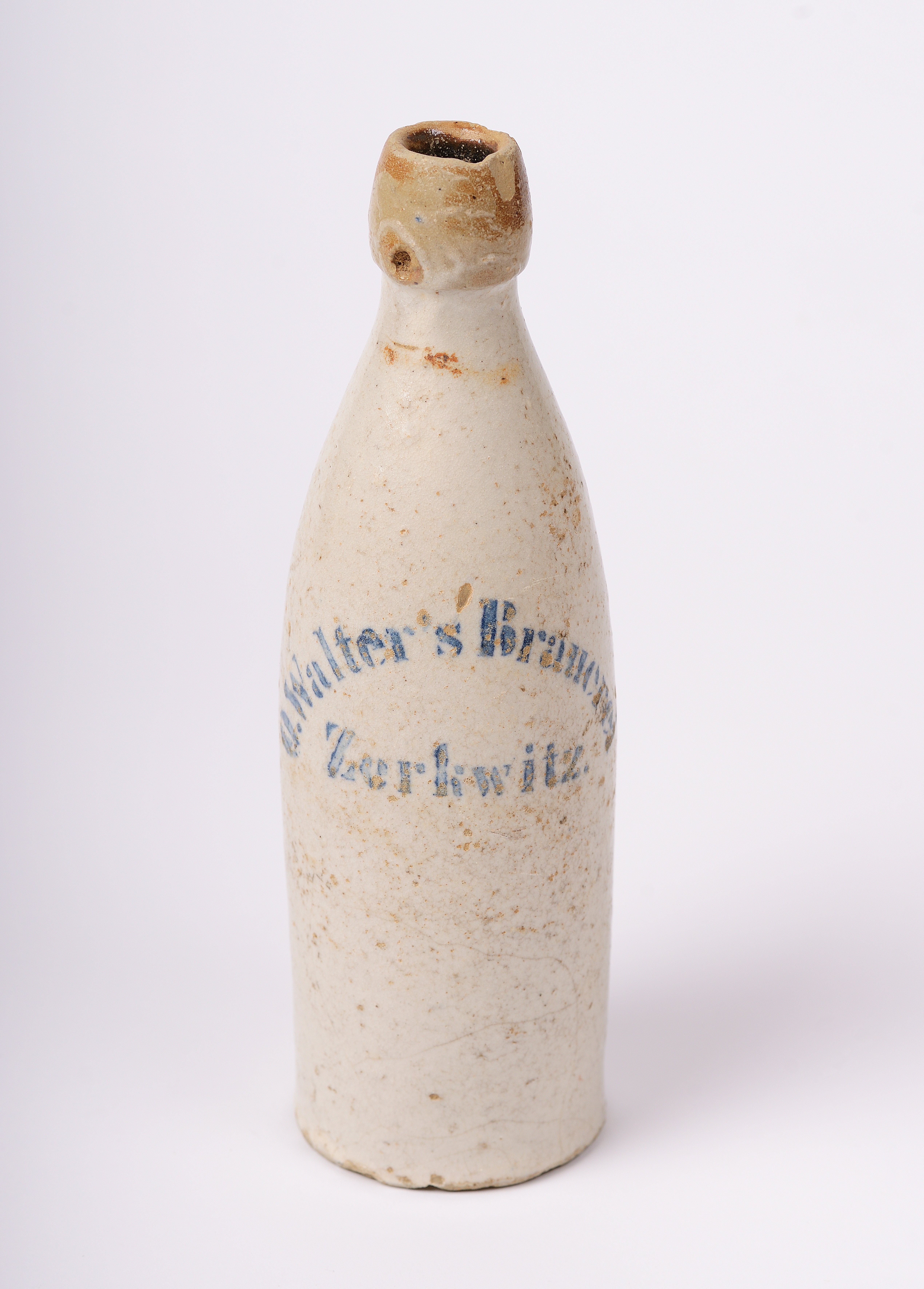 Tönerne Bierflasche der O.Walter´s Brauerei Zerkwitz, um 1900 (Museumsverbund Landkreis Dahme-Spreewald CC BY-NC-SA)