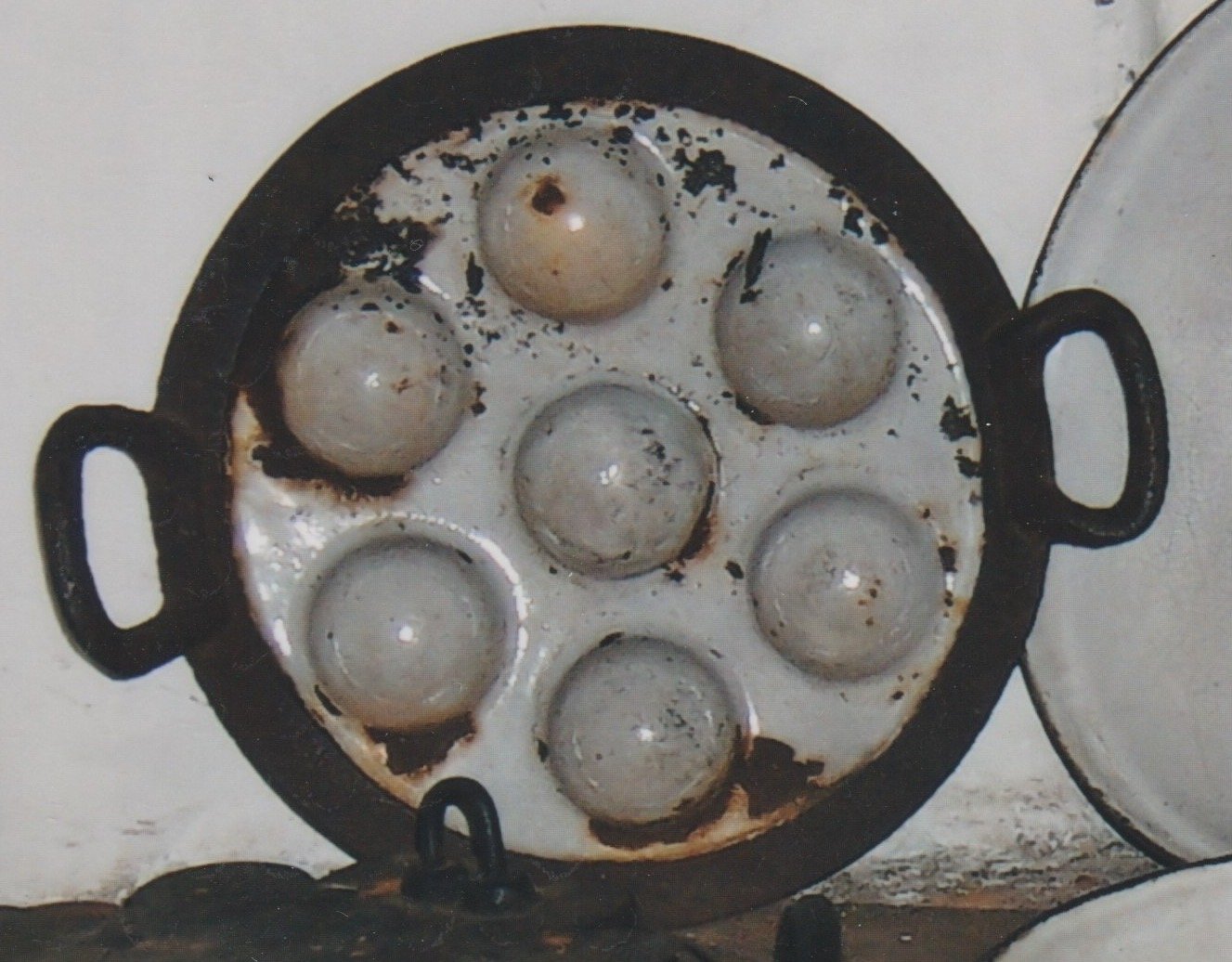 Krapfenpfanne aus Eisen emailliert (Heimathaus Prieros CC BY-NC-SA)