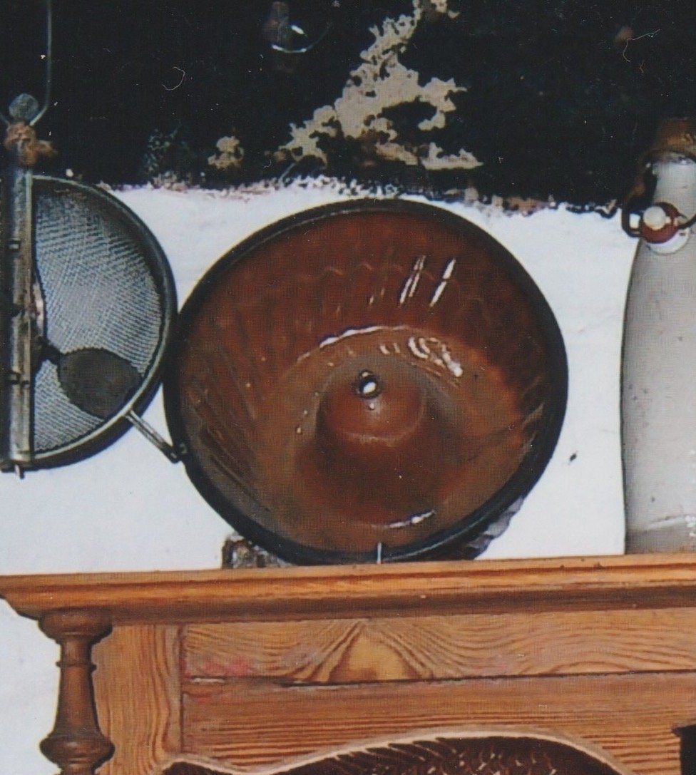 Napfkuchenform aus braun glasiertem Steingut (Heimathaus Prieros CC BY-NC-SA)