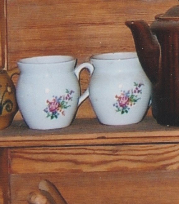 Zwei Porzellantassen mit Blumendekor (Heimathaus Prieros CC BY-NC-SA)
