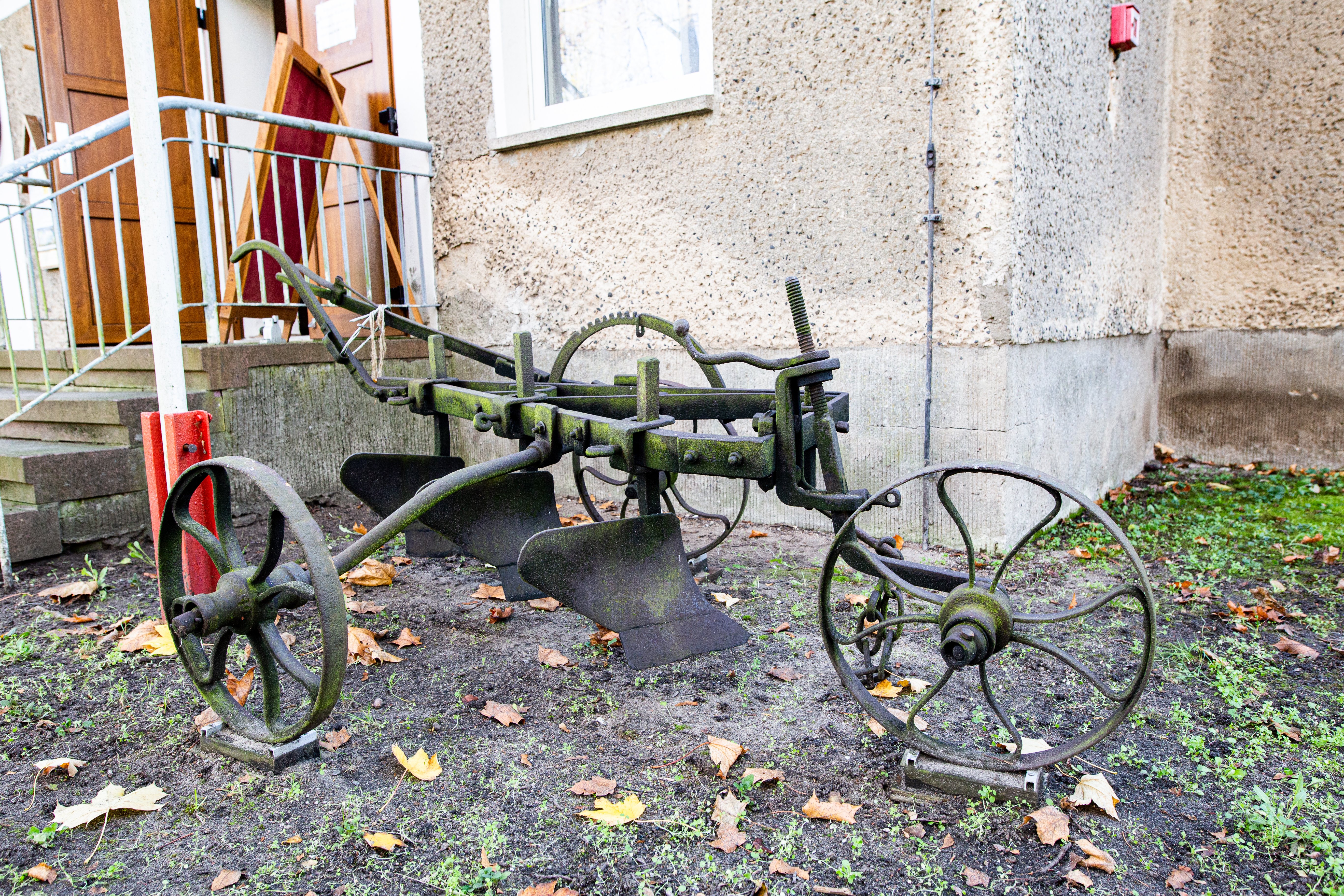 Dreischariger Rahmen- und Beetpflug (Dorfmuseum Friedrichsaue CC BY-NC-SA)