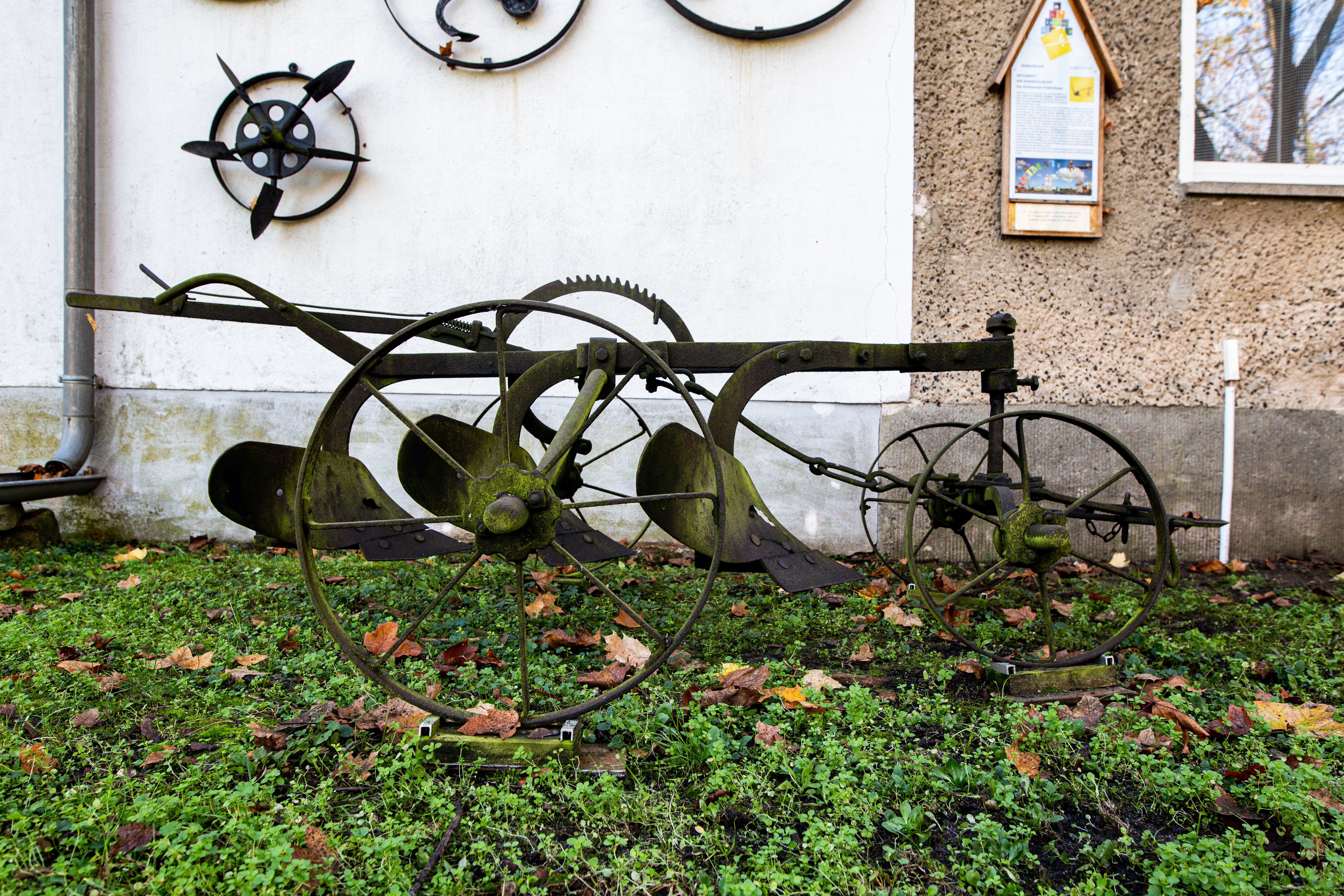 Dreischariger Rahmen- und Beetpflug, um 1885 (Dorfmuseum Friedrichsaue CC BY-NC-SA)