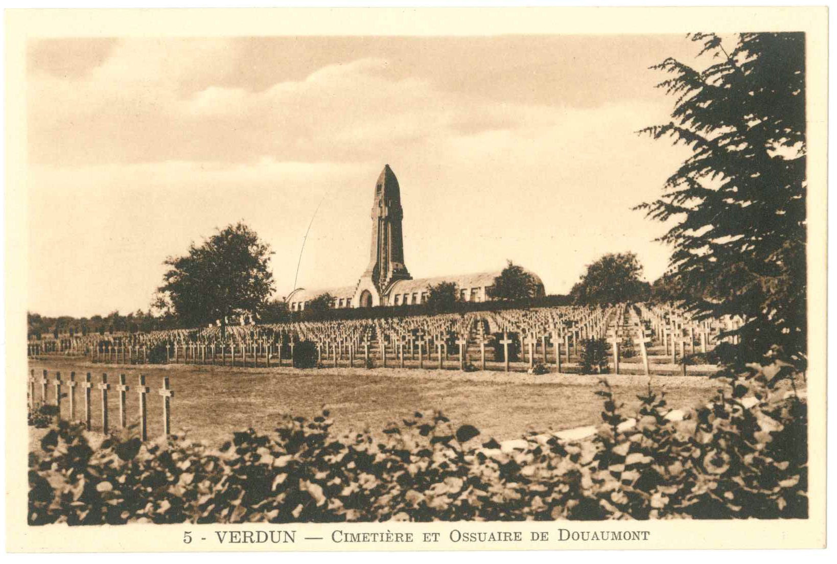 Verdun. Cimetière et Ossuaire de Douaumont (Kurt Tucholsky Literaturmuseum CC BY-NC-SA)