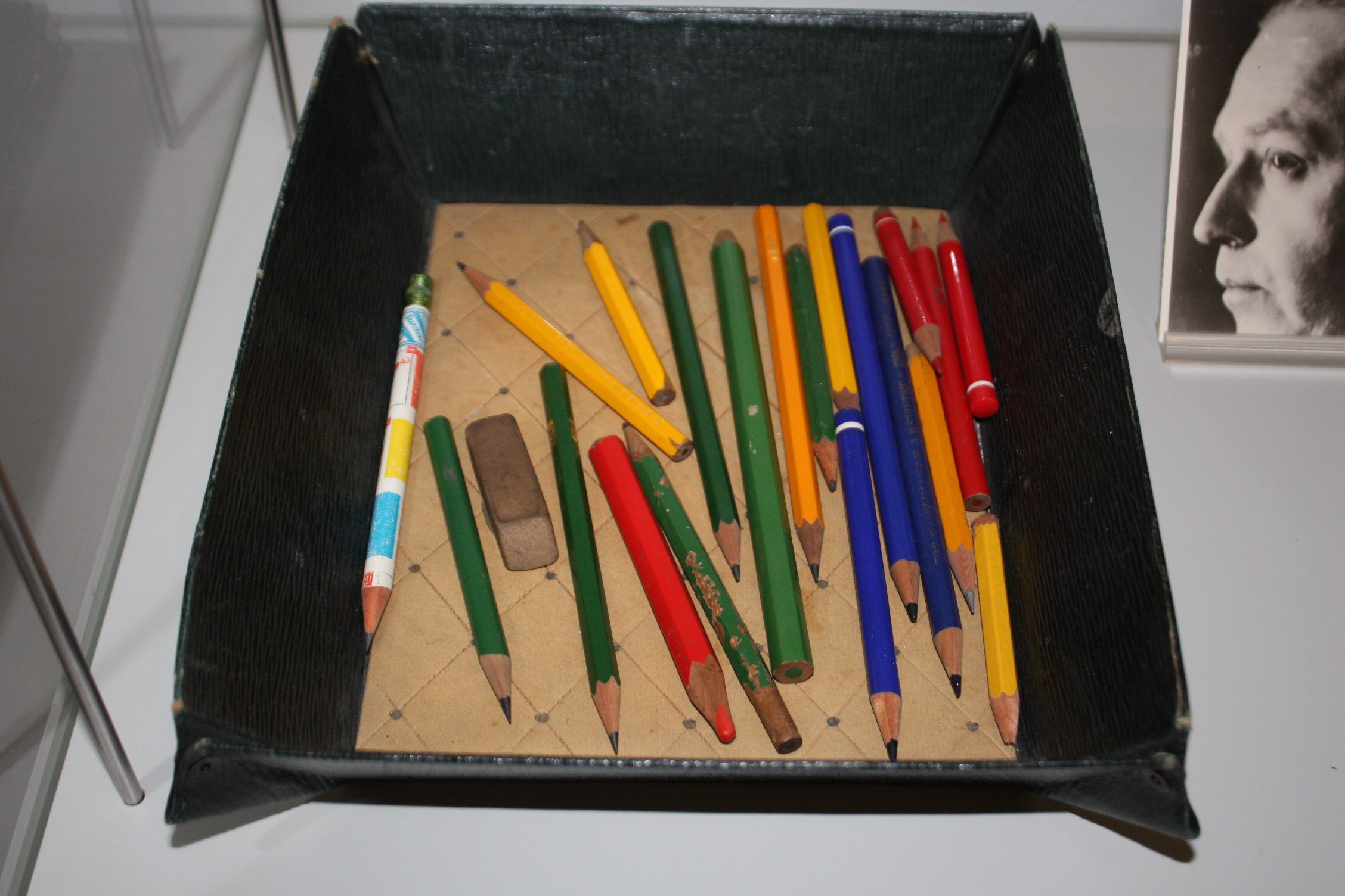 Schale mit Bleistiften und Radiergummi (Kurt Tucholsky Literaturmuseum CC BY-NC-SA)