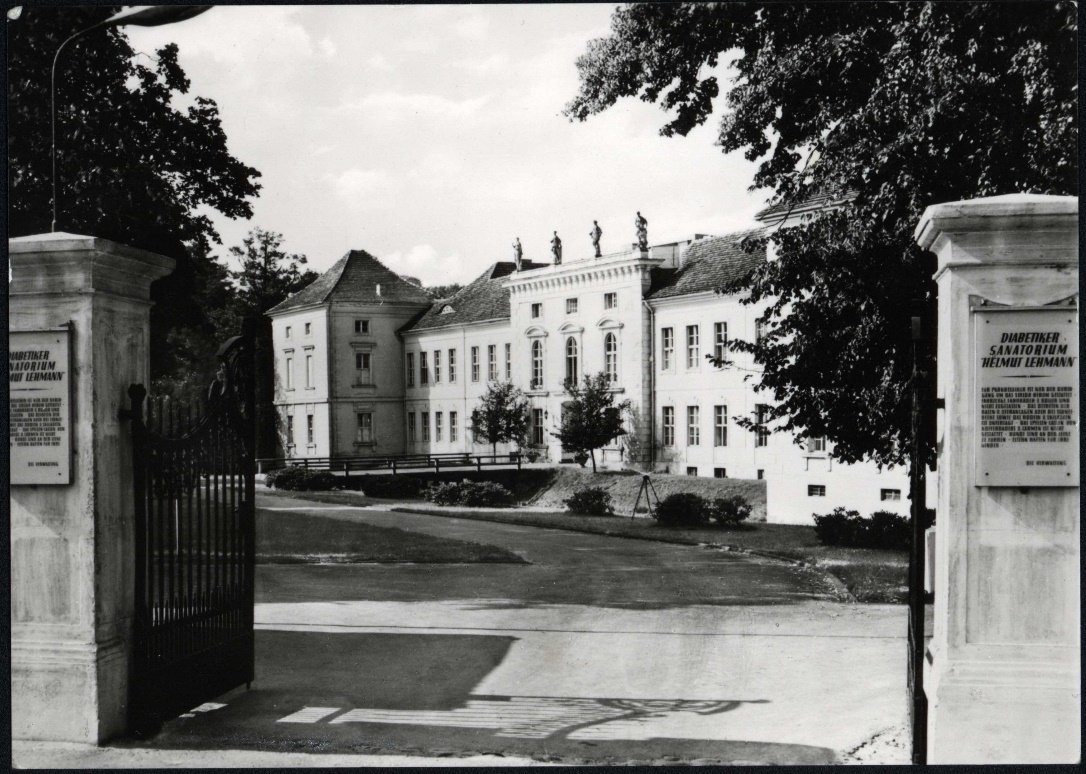 Postkarte Eingangsbereich des Schlosses Rheinsberg, 1972 (Haus der Stadtgeschichte Rheinsberg CC BY-NC-SA)
