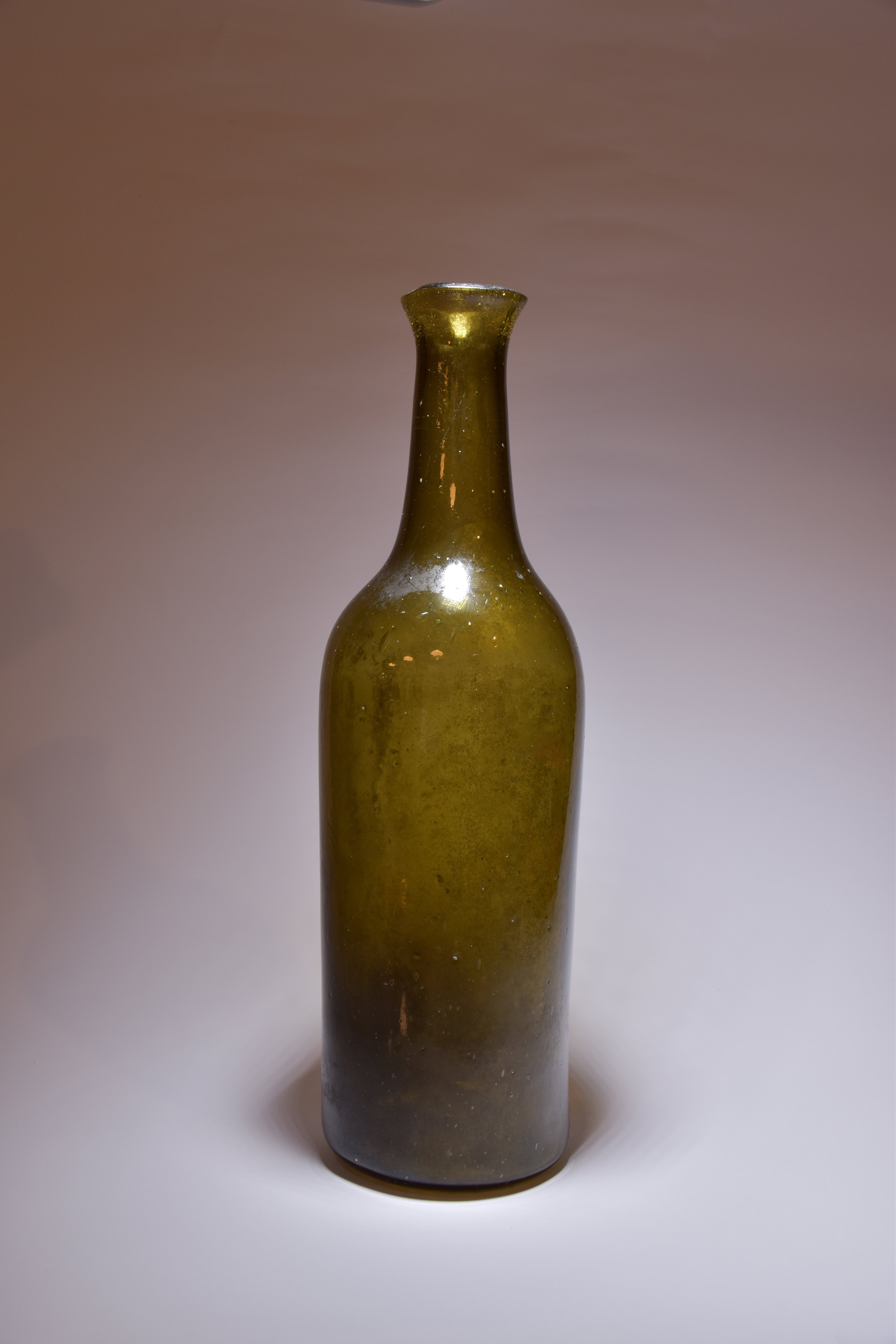 Grüne Flasche mit ausgestelltem Mündungsrand (Glasmacherhaus Neuglobsow CC BY-NC-SA)