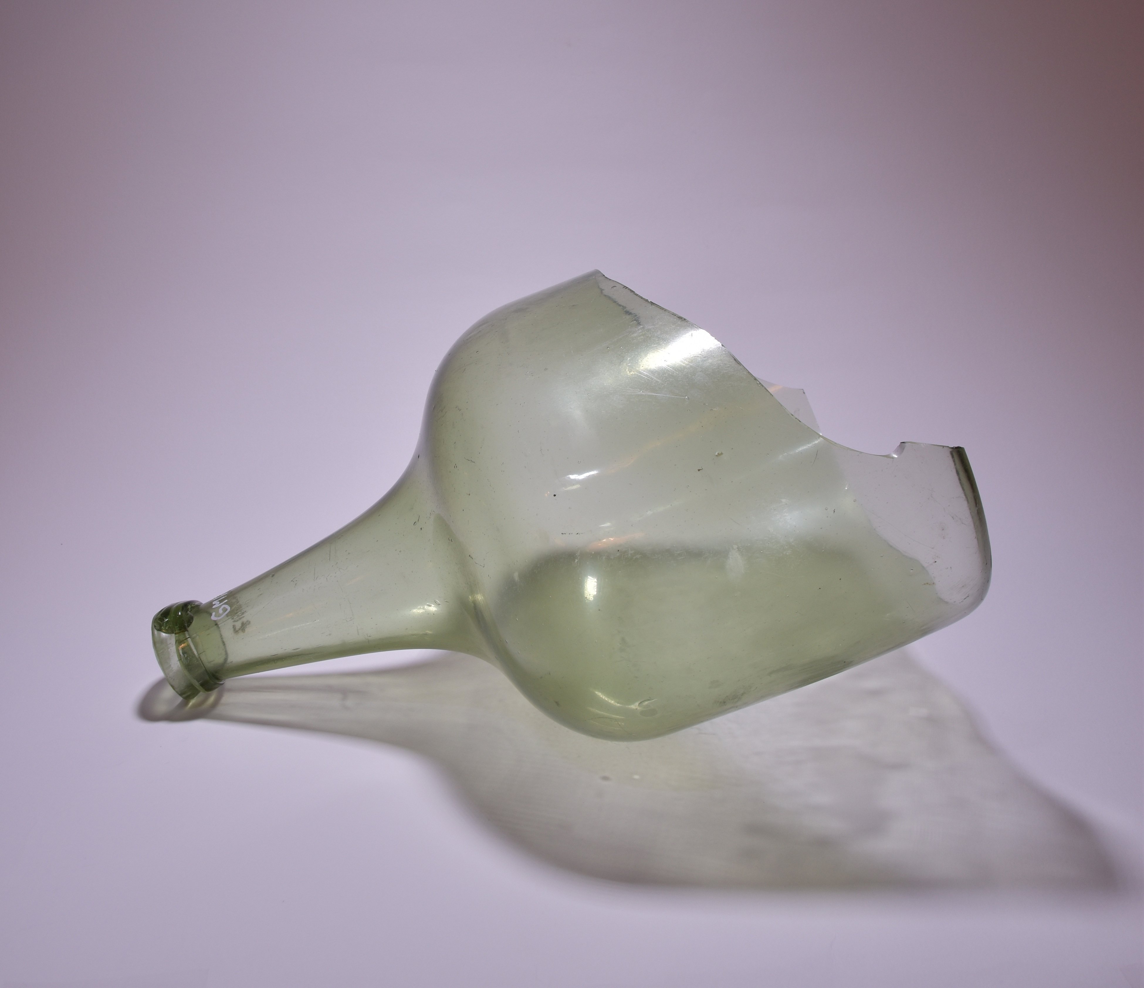 Fragment einer querovalen Glasflasche (Glasmacherhaus Neuglobsow CC BY-NC-SA)