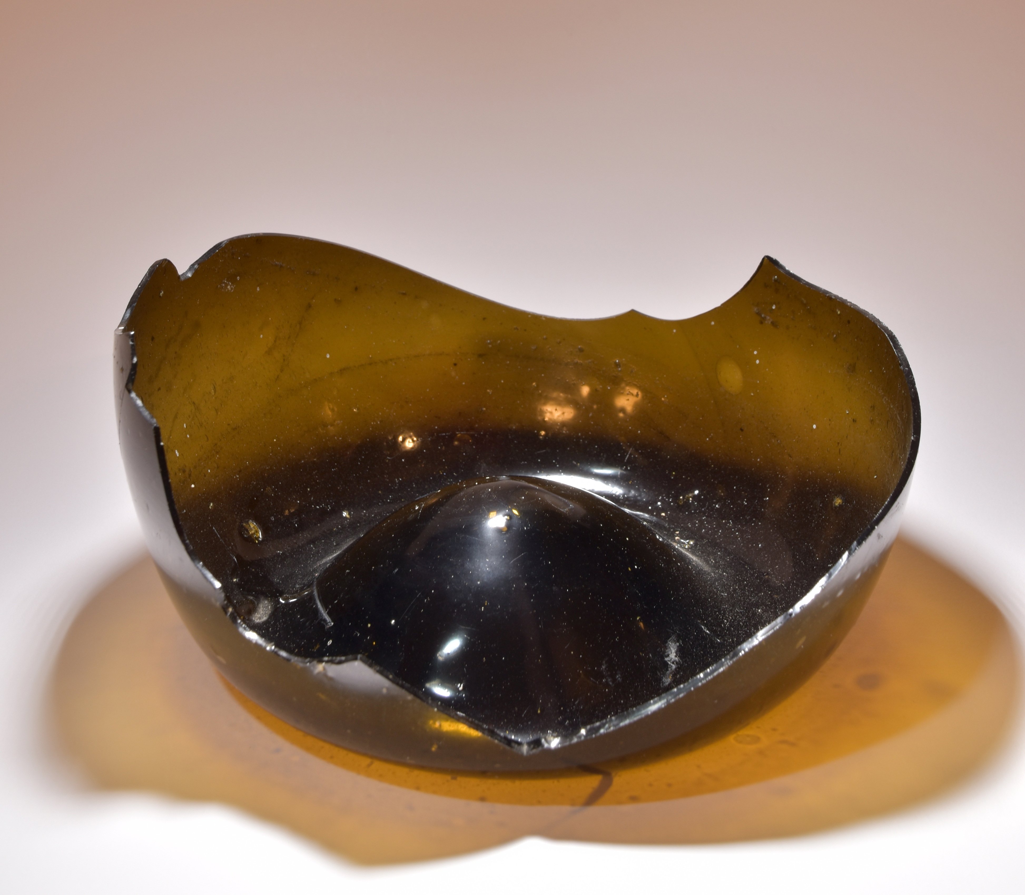 Bodenfragment einer Kugelflasche aus "schwarzem" Glas (Glasmacherhaus Neuglobsow CC BY-NC-SA)