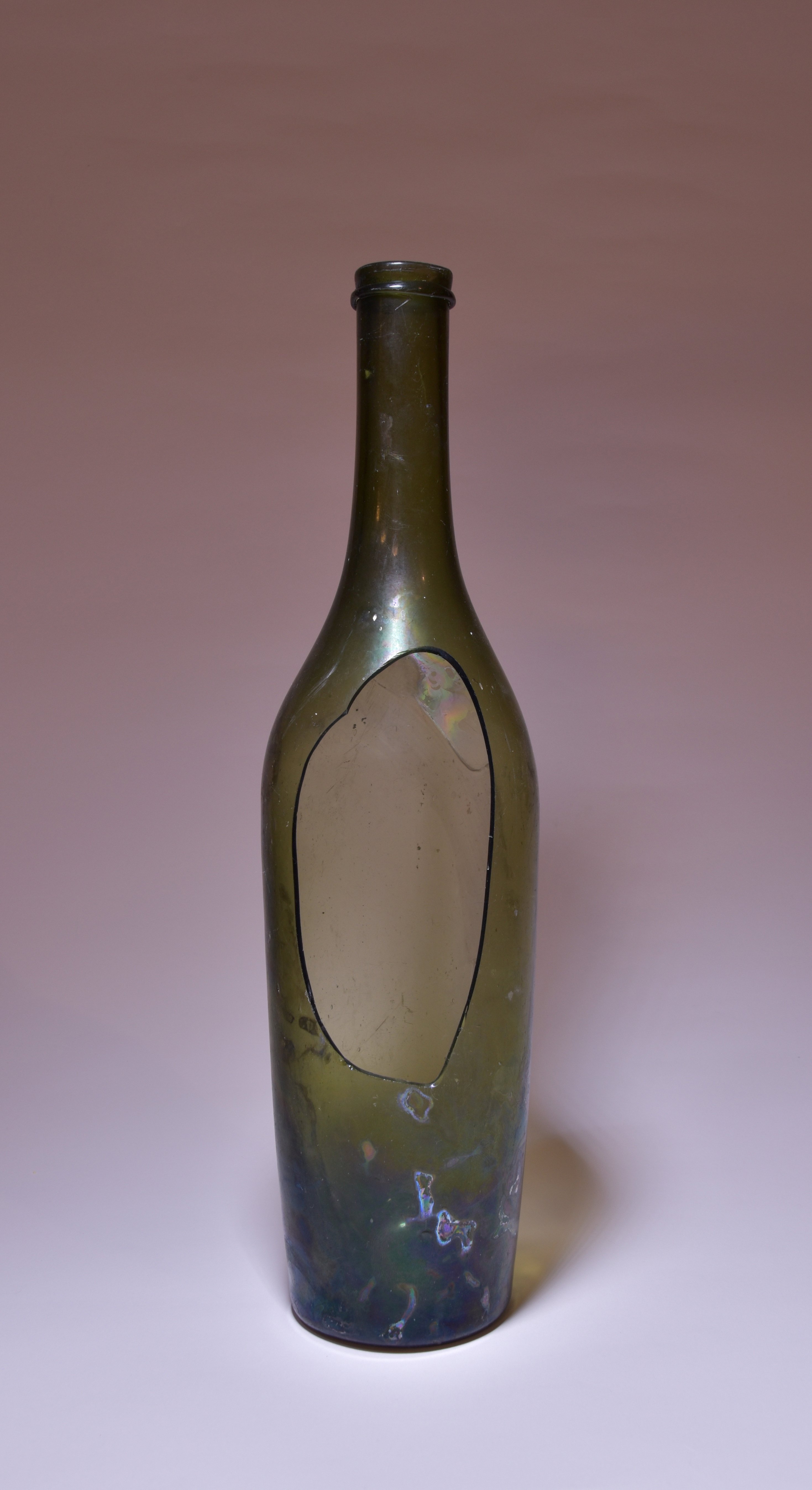 Schlanke Flasche aus Waldglas (Glasmacherhaus Neuglobsow CC BY-NC-SA)