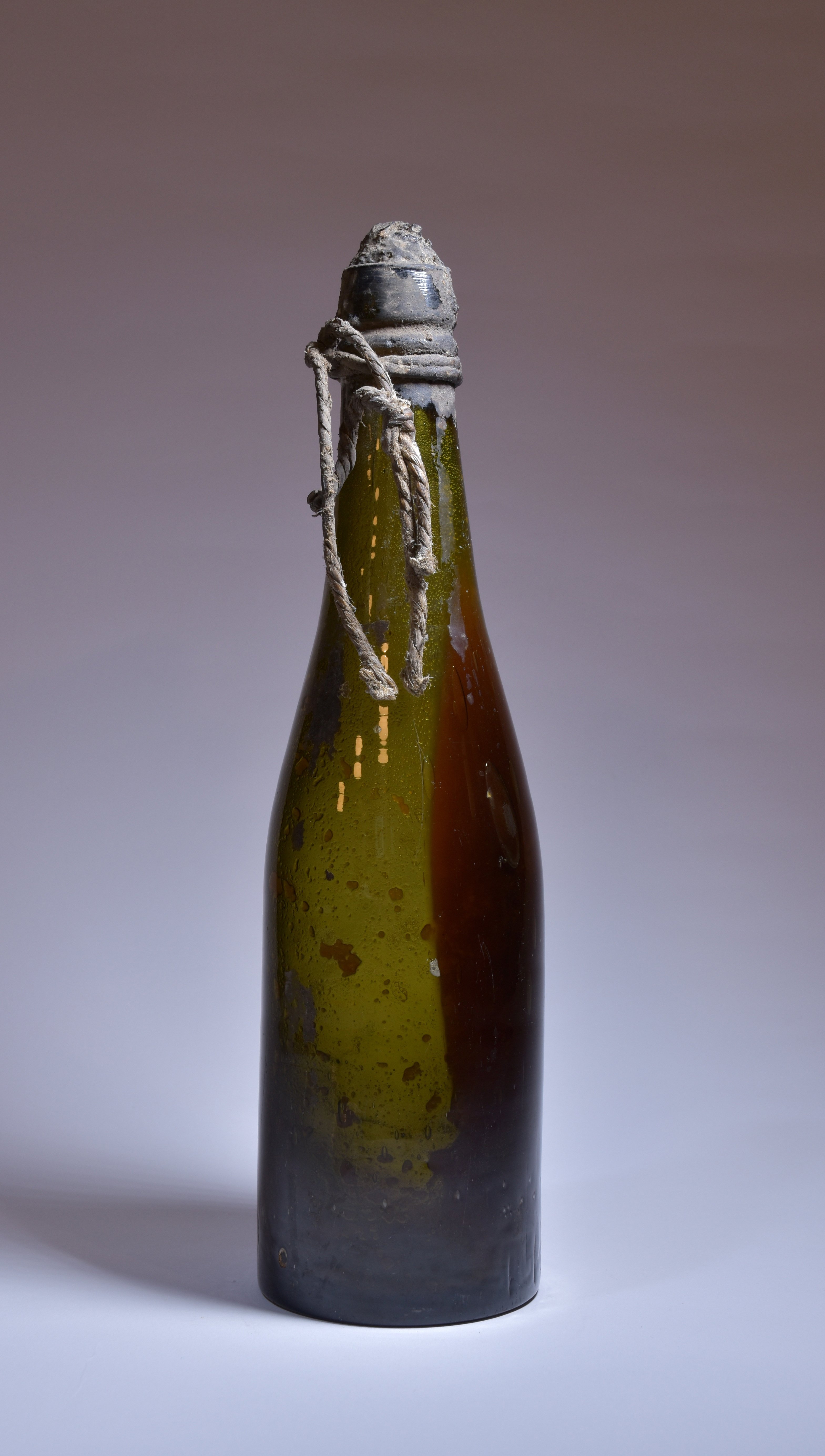 Kegelförmige Flasche mit Originalverschluss (Glasmacherhaus Neuglobsow CC BY-NC-SA)