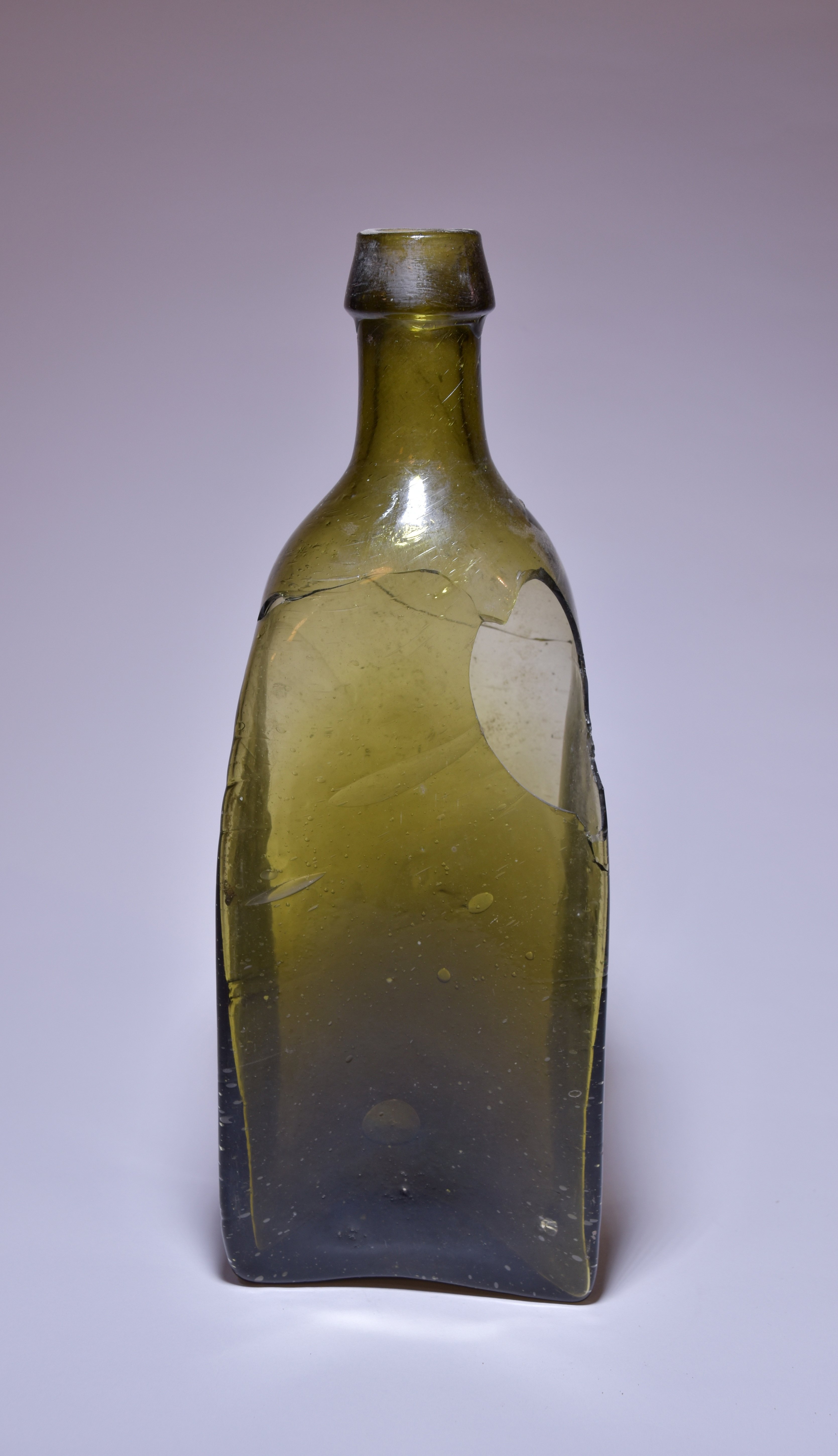 Vierkantflasche mit eingewölbten Seiten (Glasmacherhaus Neuglobsow CC BY-NC-SA)