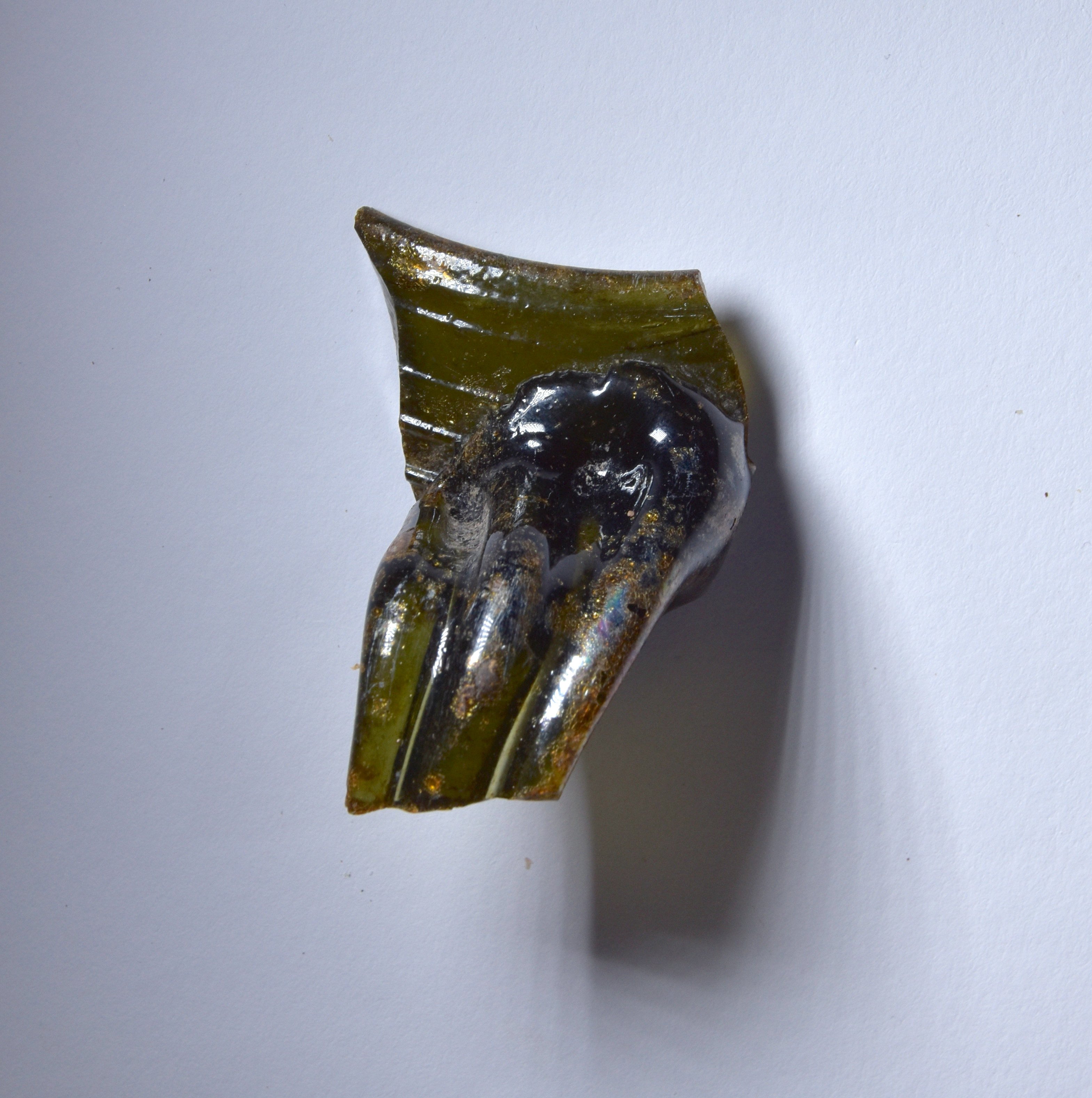 Scherbe eines Gefäßes mit Henkel aus Waldglas (Glasmacherhaus Neuglobsow CC BY-NC-SA)