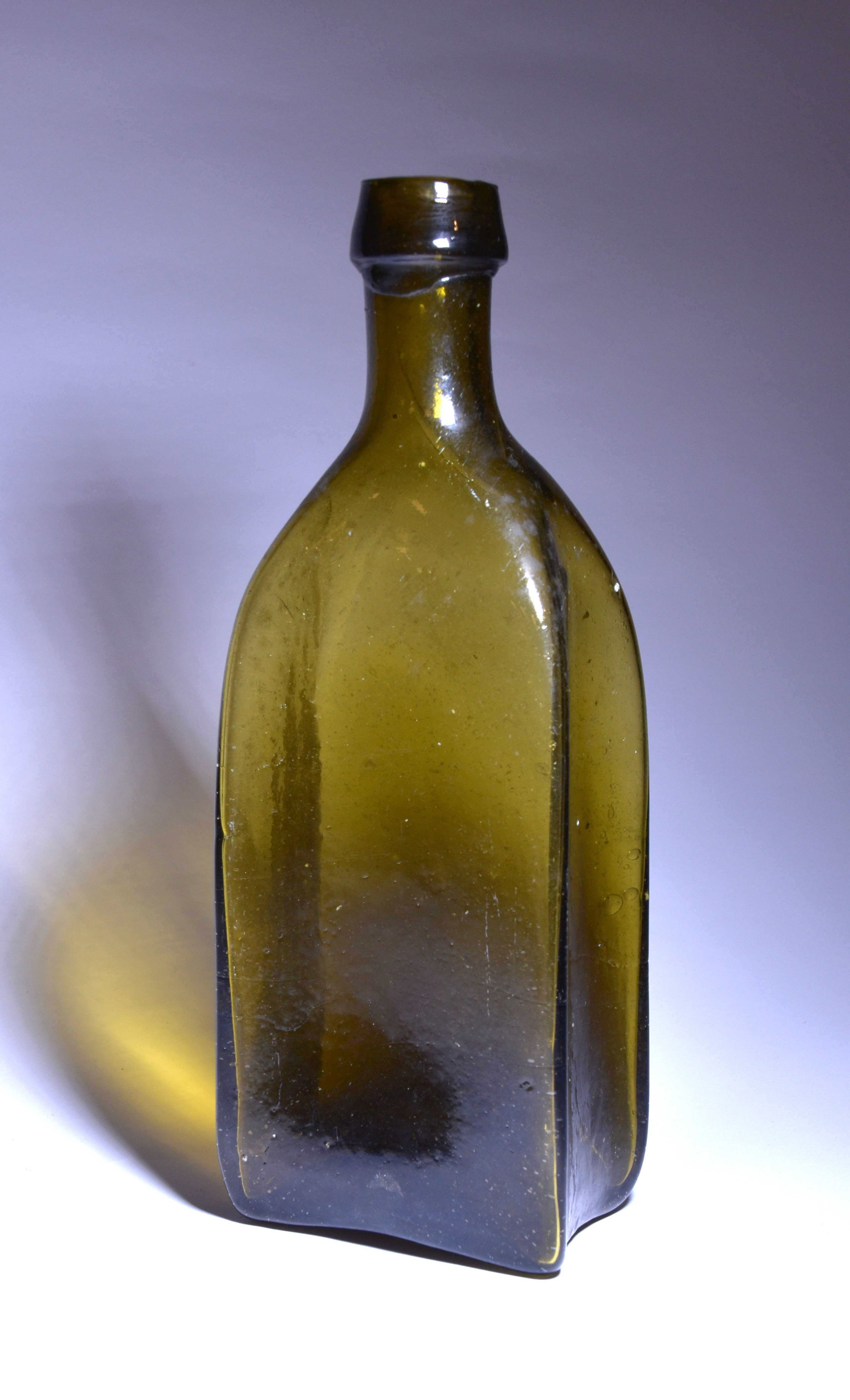 Vierkantflasche aus der Glashütte Globsow (Glasmacherhaus Neuglobsow CC BY-NC-SA)