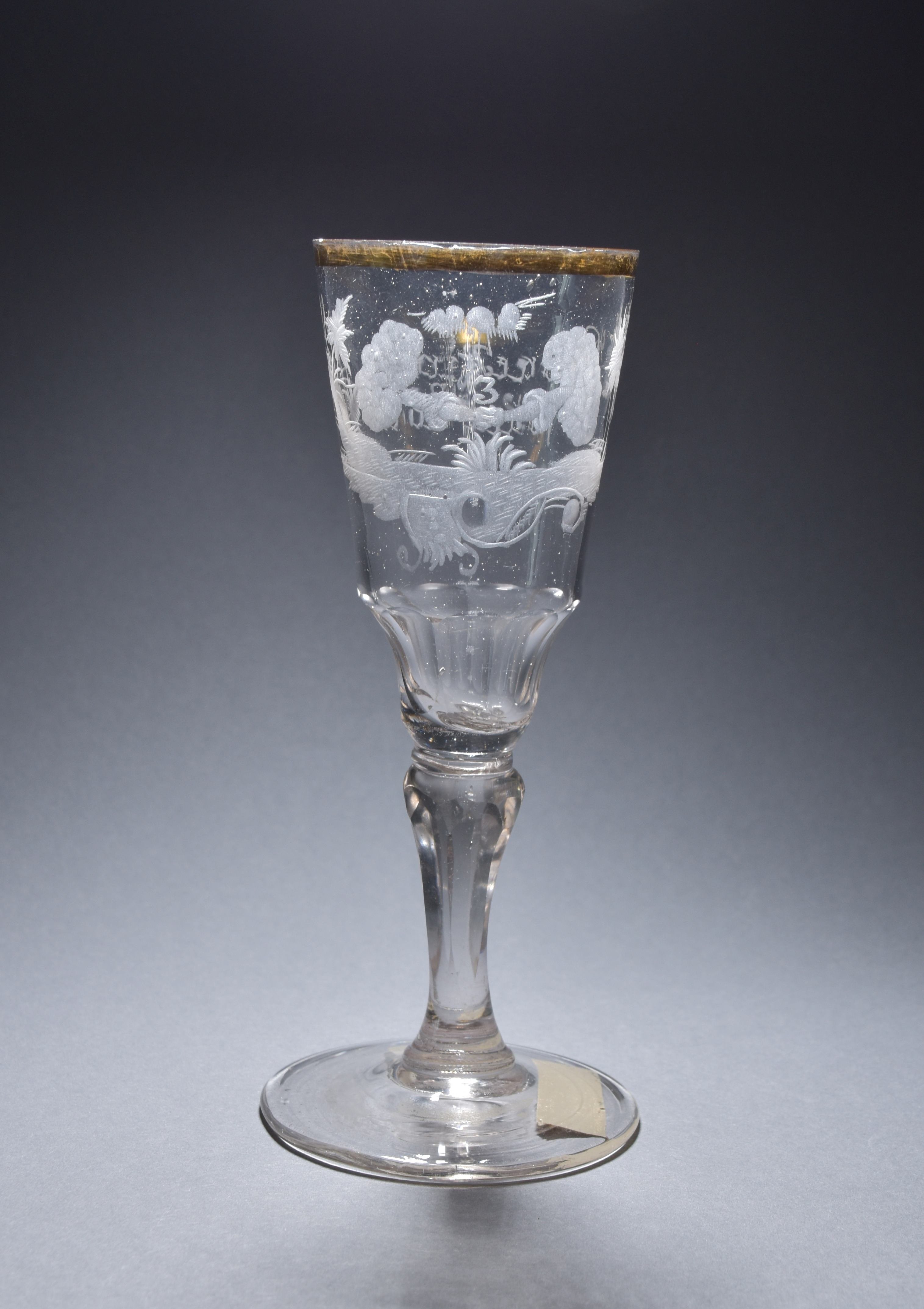 Schlesisches Kelchglas mit Sinnspruch (Stadtmuseum Strausberg CC BY-NC-SA)