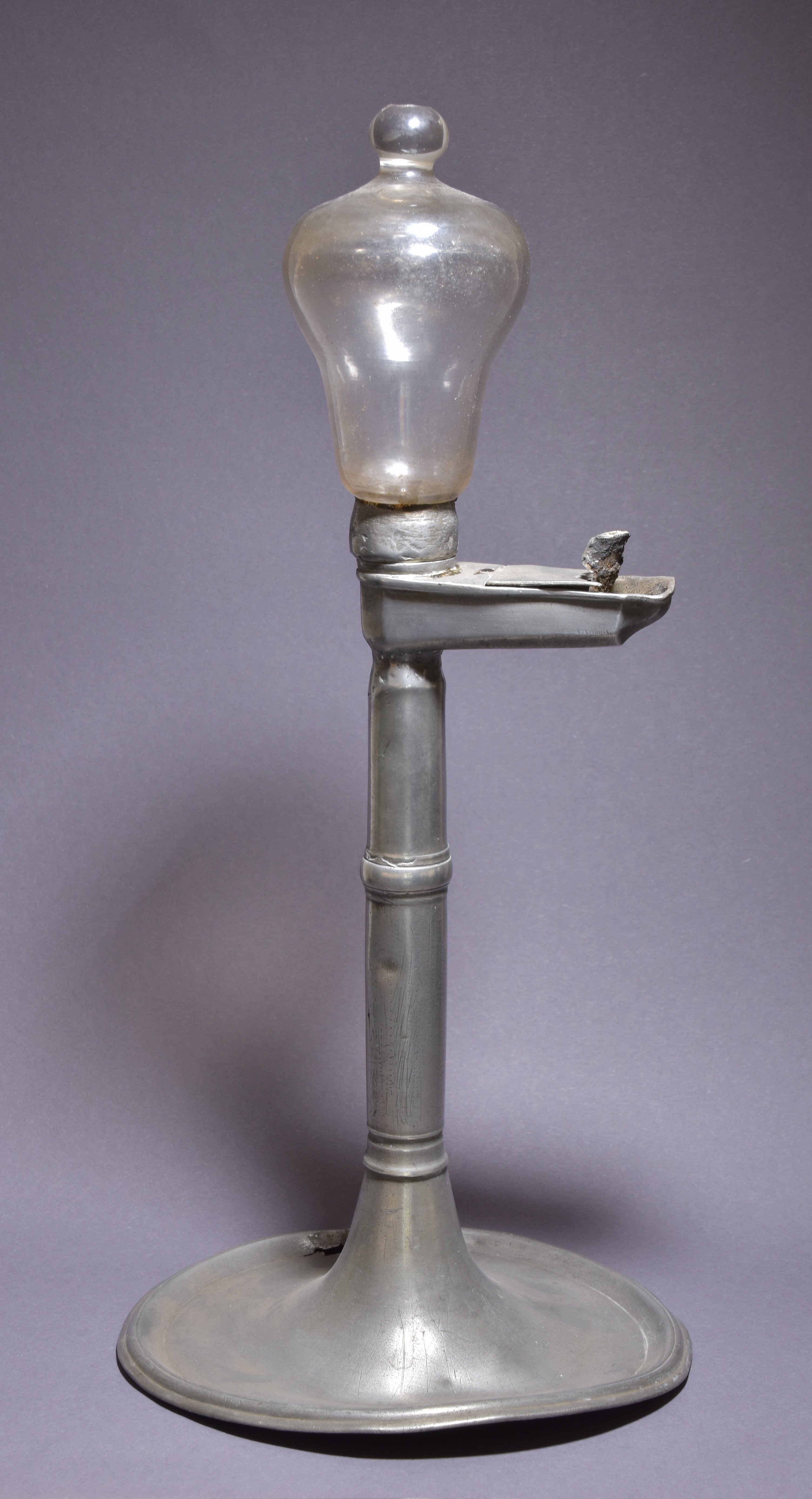 Öllampe des 19. Jahrhunderts aus Zinn mit Glasbehälter (ReMO - Regionalmuseum Oberhavel CC BY-NC-SA)