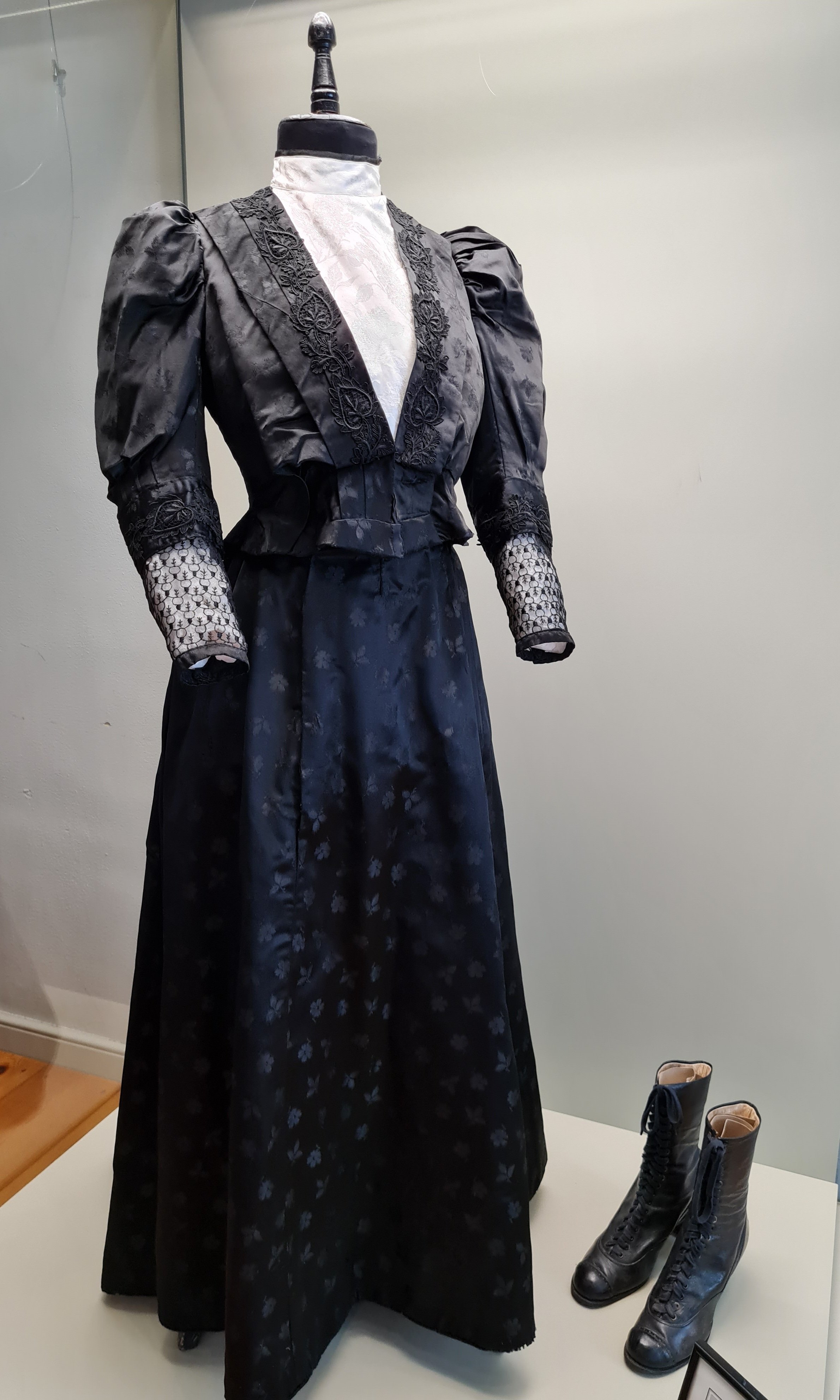 Hochzeitskleid in schwarz aus dem Jahr 1895 (Mittenwalde Museum Salzmarkt 5 CC BY-NC-SA)