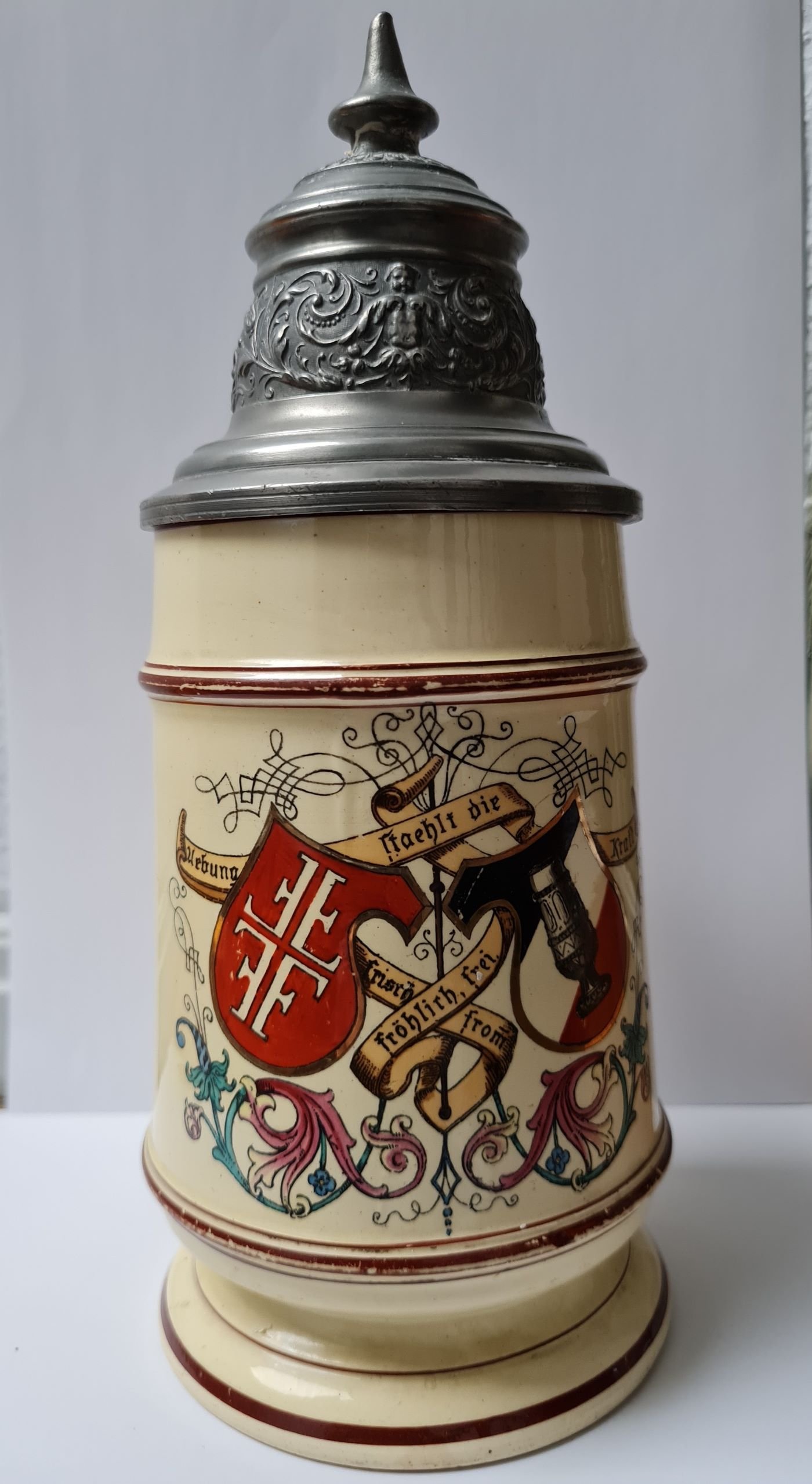 Bierkrug Mittenwalde mit Spruchband, um 1910 (Mittenwalde Museum Salzmarkt 5 CC BY-NC-SA)