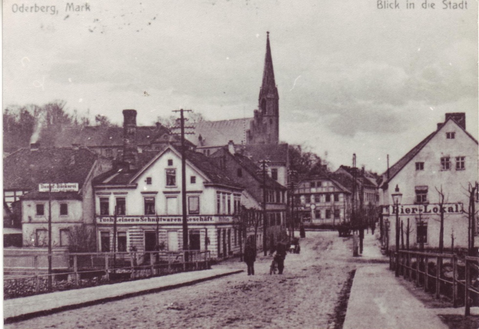 Postkarte Oderberg, Blick von der Brücke in die Angermünder Str., Kopie aus dem Jahre 1941 (Binnenschifffahrtsmuseum Oderberg CC BY-NC-SA)