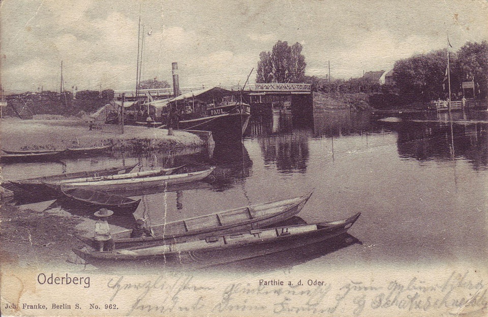 Postkarte Oderberg, Dampfer &quot;Paul&quot; am alten Bollwerk und Holzbrücke, s/w, 1902. &quot;Parthie an der Oder&quot; (Binnenschifffahrtsmuseum Oderberg CC BY-NC-SA)