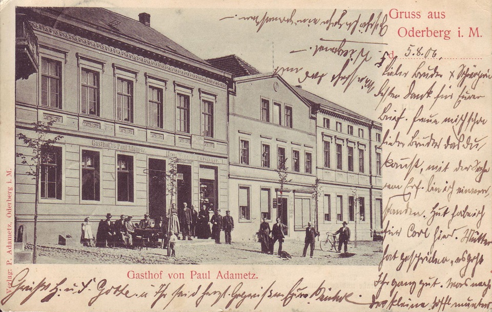 Postkarte Oderberg, Berliner Straße Gasthof Paul Adametz, s/w, 1906. (Binnenschifffahrtsmuseum Oderberg CC BY-NC-SA)