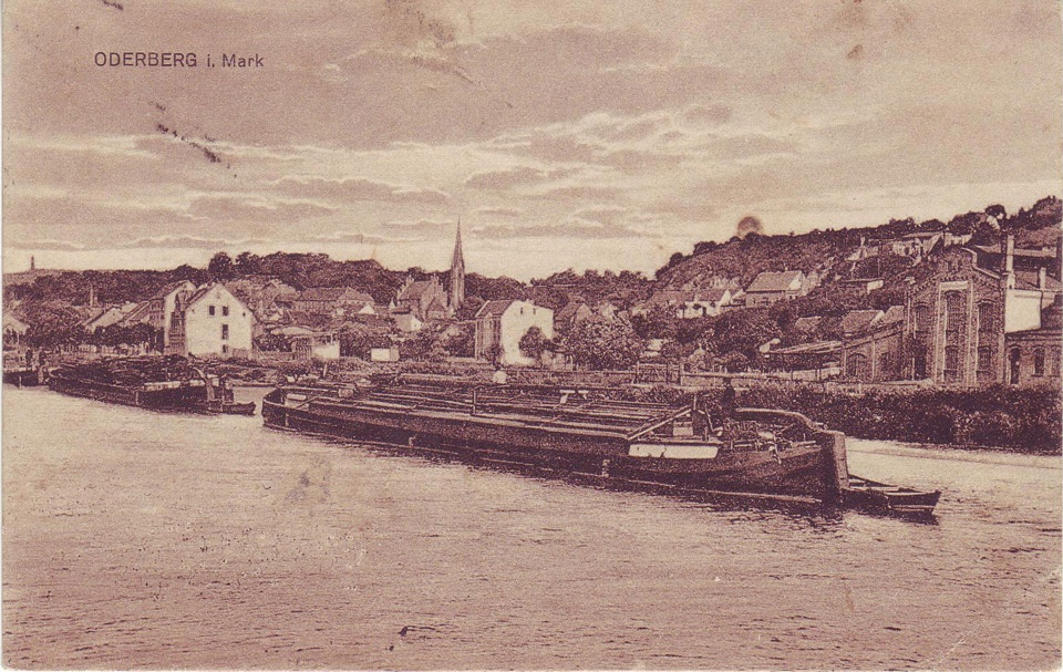Postkarte Oderberg, Stadtansicht mit Schleppzug und Gasanstalt, um 1900 (Binnenschifffahrtsmuseum Oderberg CC BY-NC-SA)