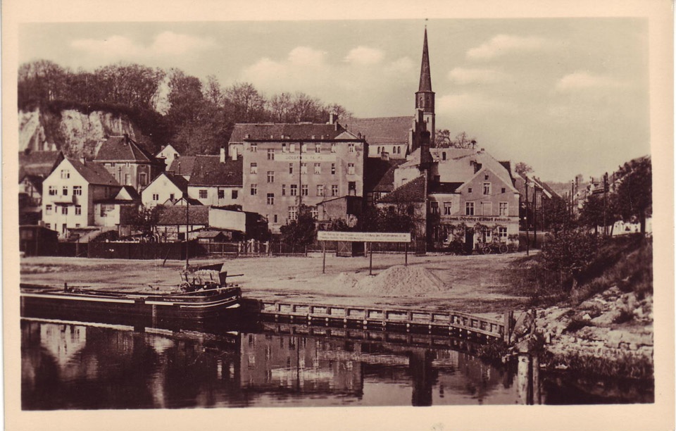 Postkarte Oderberg, Blick von der Bücke auf altes Bollwerk und Kirche, s/w, 1960er/1970er Jahre (Binnenschifffahrtsmuseum Oderberg CC BY-NC-SA)