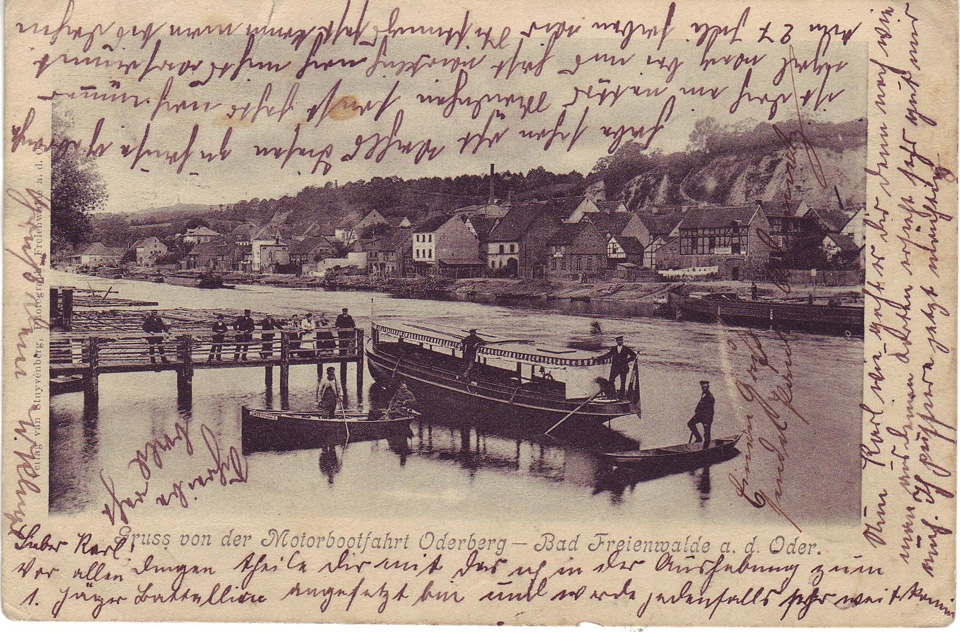 Postkarte Oderberg, Fahrgastschiff an Anlegestelle &quot;Grüne Aue&quot;, im Hintergrund Uferseite der Berliner Straße, s/w, 1902. (Binnenschifffahrtsmuseum Oderberg CC BY-NC-SA)